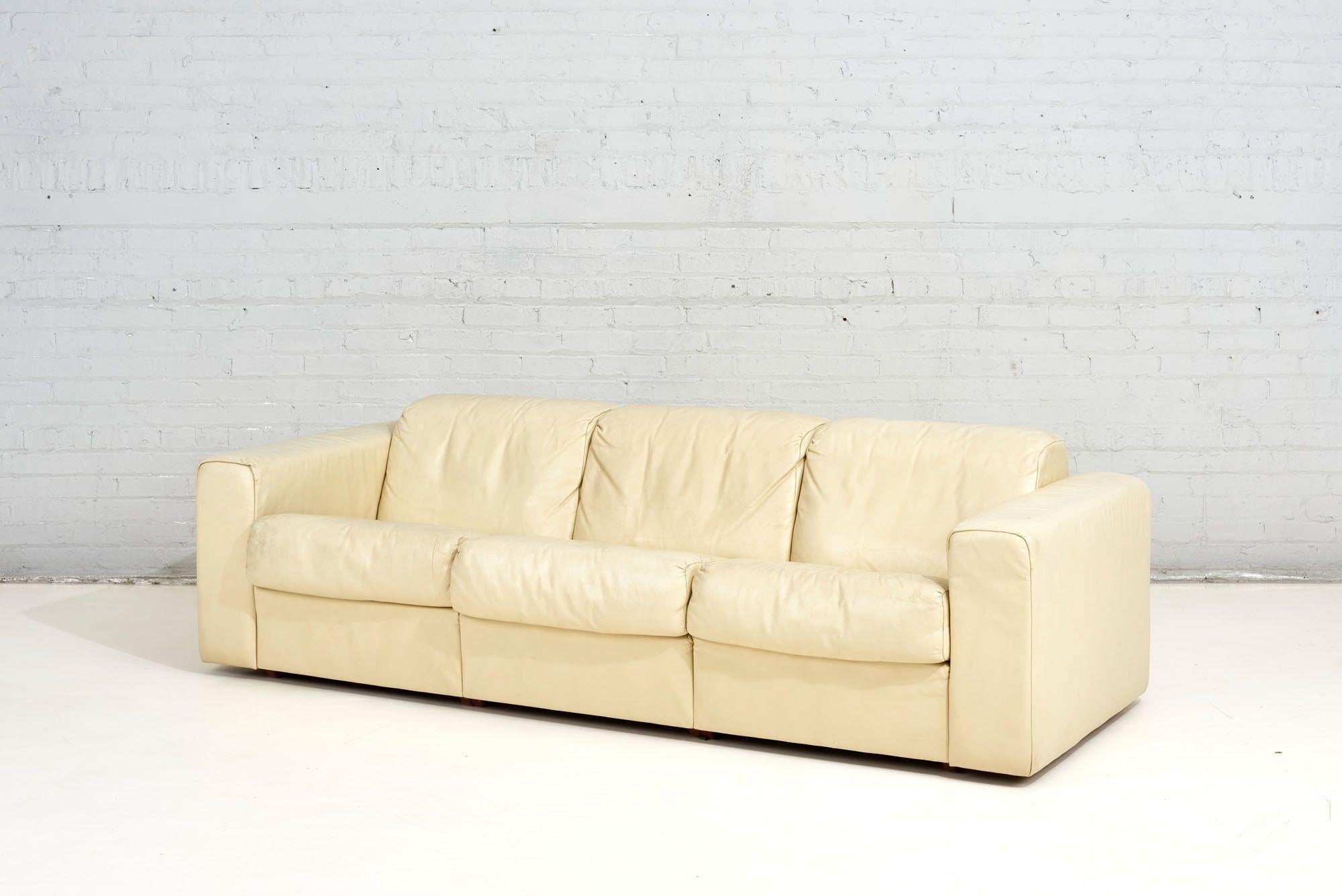 Americano Divano Baron di Robert Haussmann & Haussmann per Stendig, pelle color crema, 1970 in vendita