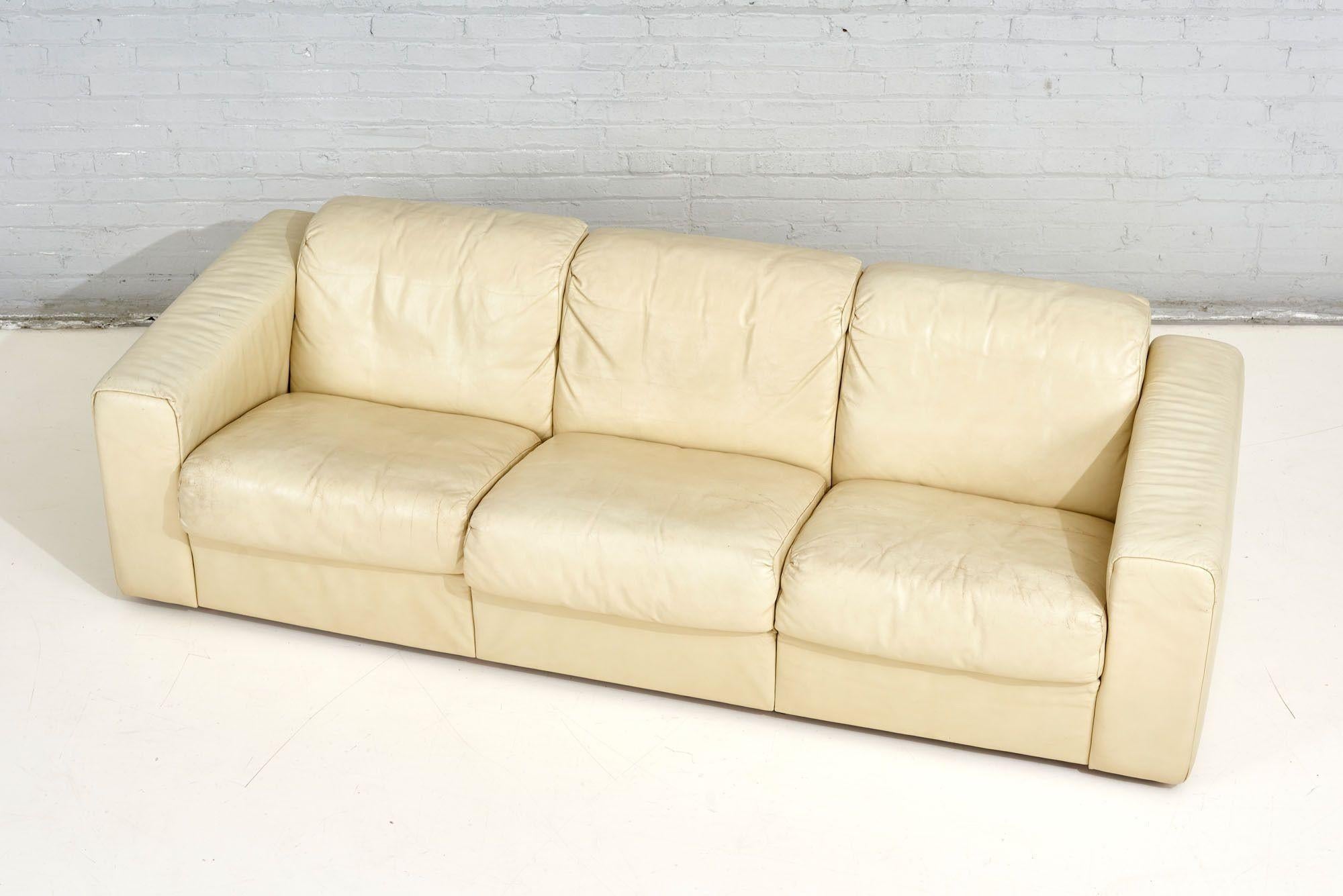 Baron Sofa by Robert Haussmann for Stendig, Cream Leather, 1970 In Good Condition For Sale In Chicago, IL