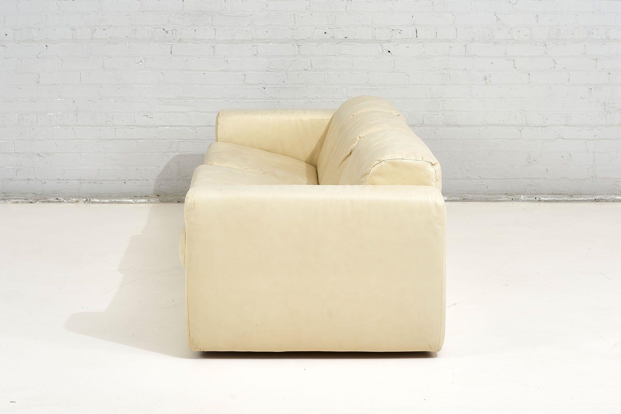 Divano Baron di Robert Haussmann & Haussmann per Stendig, pelle color crema, 1970 in vendita 1