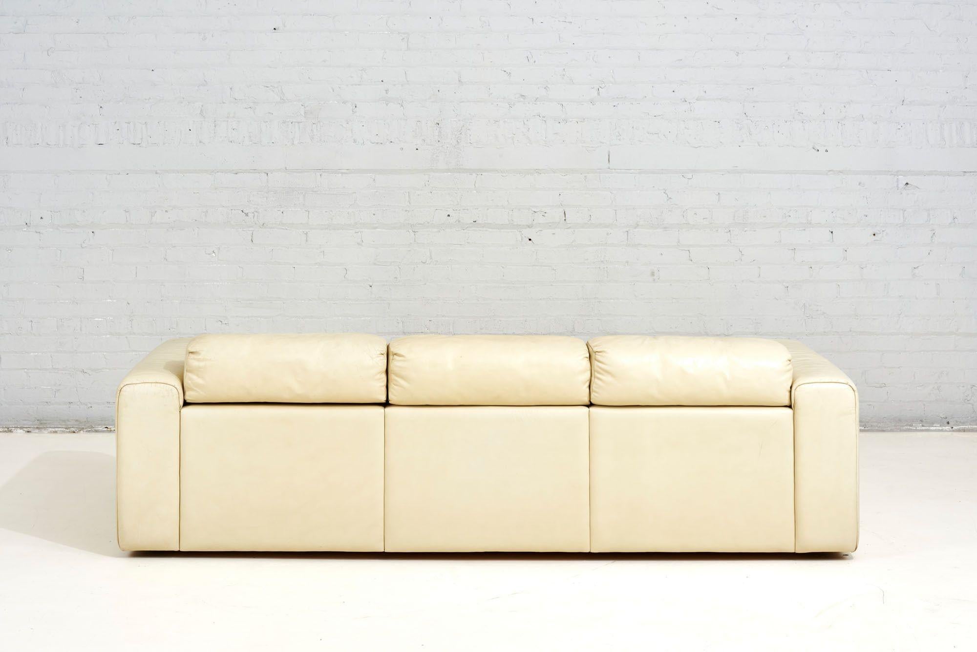 Divano Baron di Robert Haussmann & Haussmann per Stendig, pelle color crema, 1970 in vendita 2