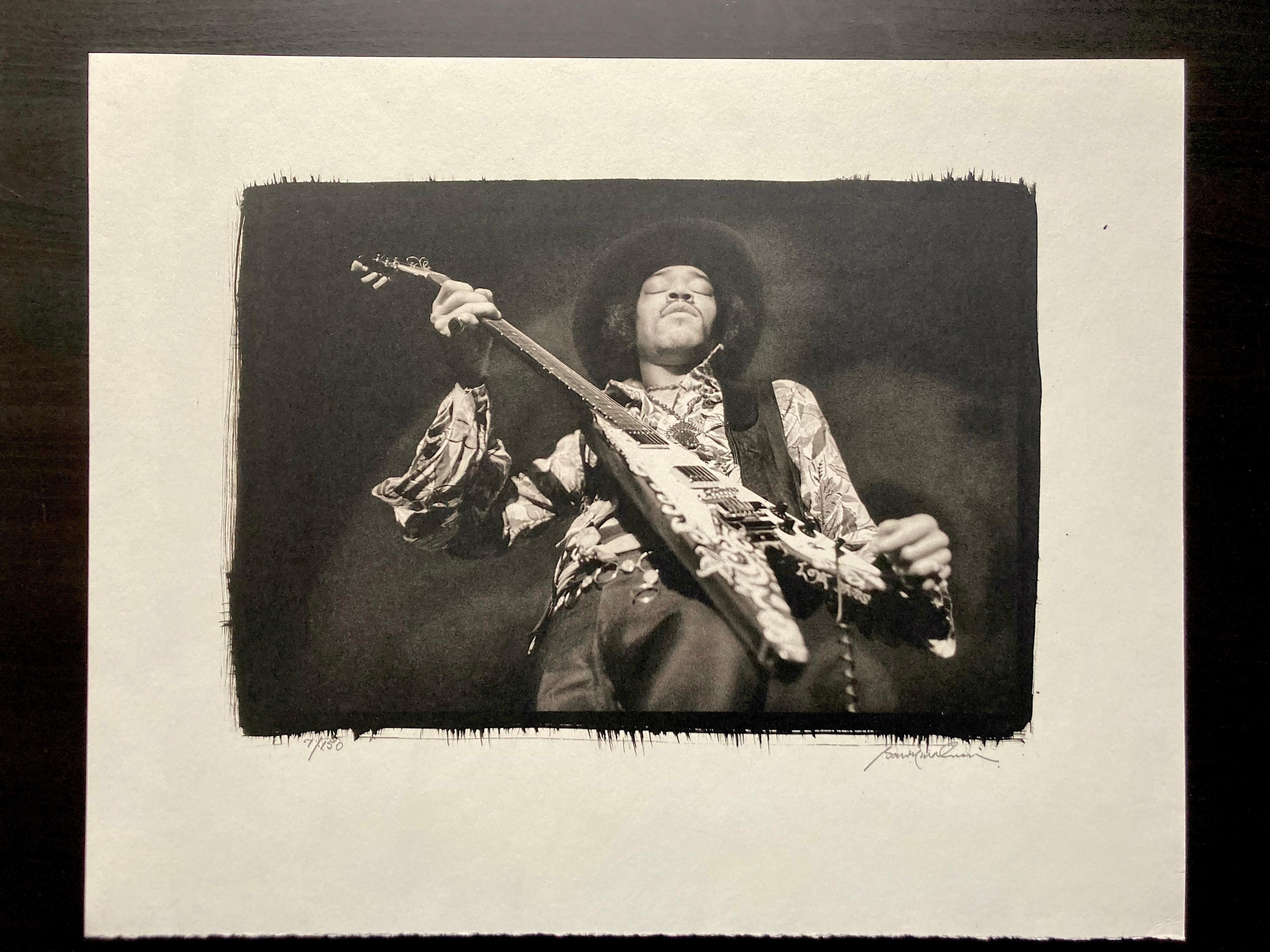 JIMI HENDRIX AUF DER BÜHNE IM WINTERLAND BALLROOM IN SAN FRANCISCO, FEBRUAR 1968.

Ein Exemplar verfügbar
Signierte limitierte Auflage #7/150

Seltener signierter Platindruck mit geriffelter Unterkante
