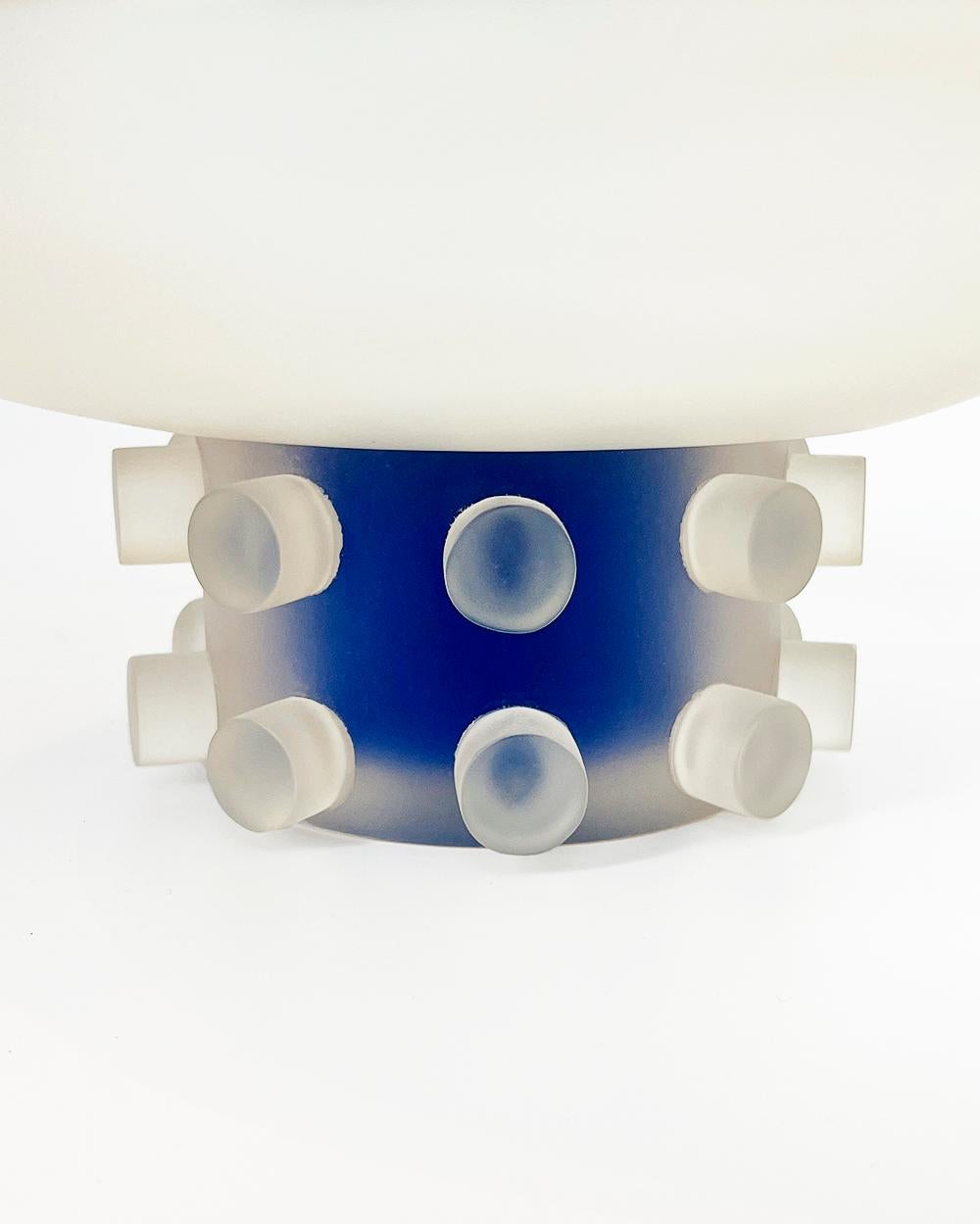 Un bol unique pour votre table basse
Ce bol à piédestal en résine Clear and Blue de Xilitla apporte une touche unique à votre intérieur. Fabriqué avec de la résine transparente et une teinte bleue saisissante, il crée un look moderne et industriel