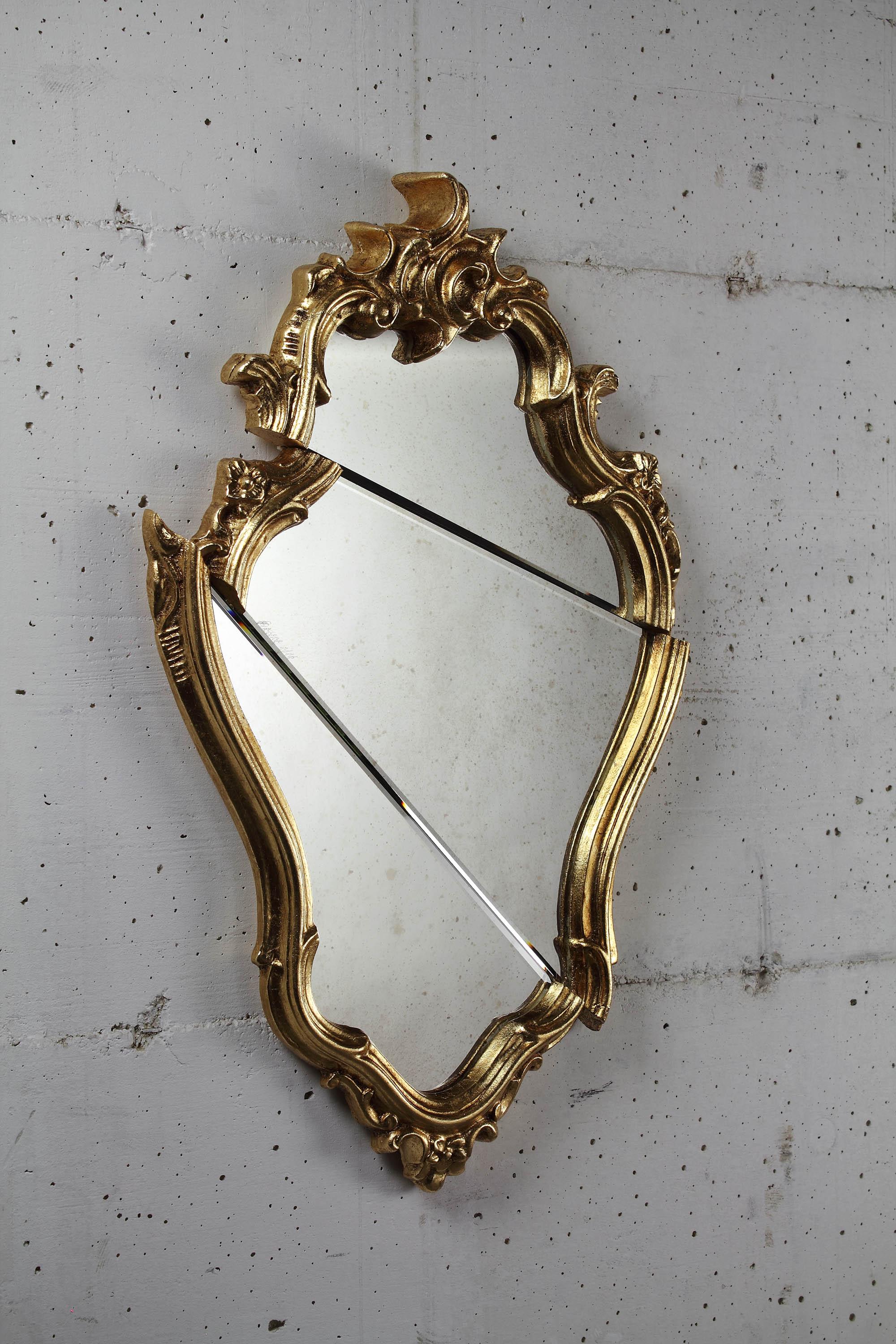 Barone Wandspiegel mit vergoldetem holzrahmen von Barberini & Gunnell
Limitierte Auflage von 15 + 2 AP + 1 p.
Abmessungen: B 45 x H 75 cm. 
MATERIALIEN: Spiegel, vergoldetes Holz und MDF.

Limitierte Auflage, von den Künstlern signiert und