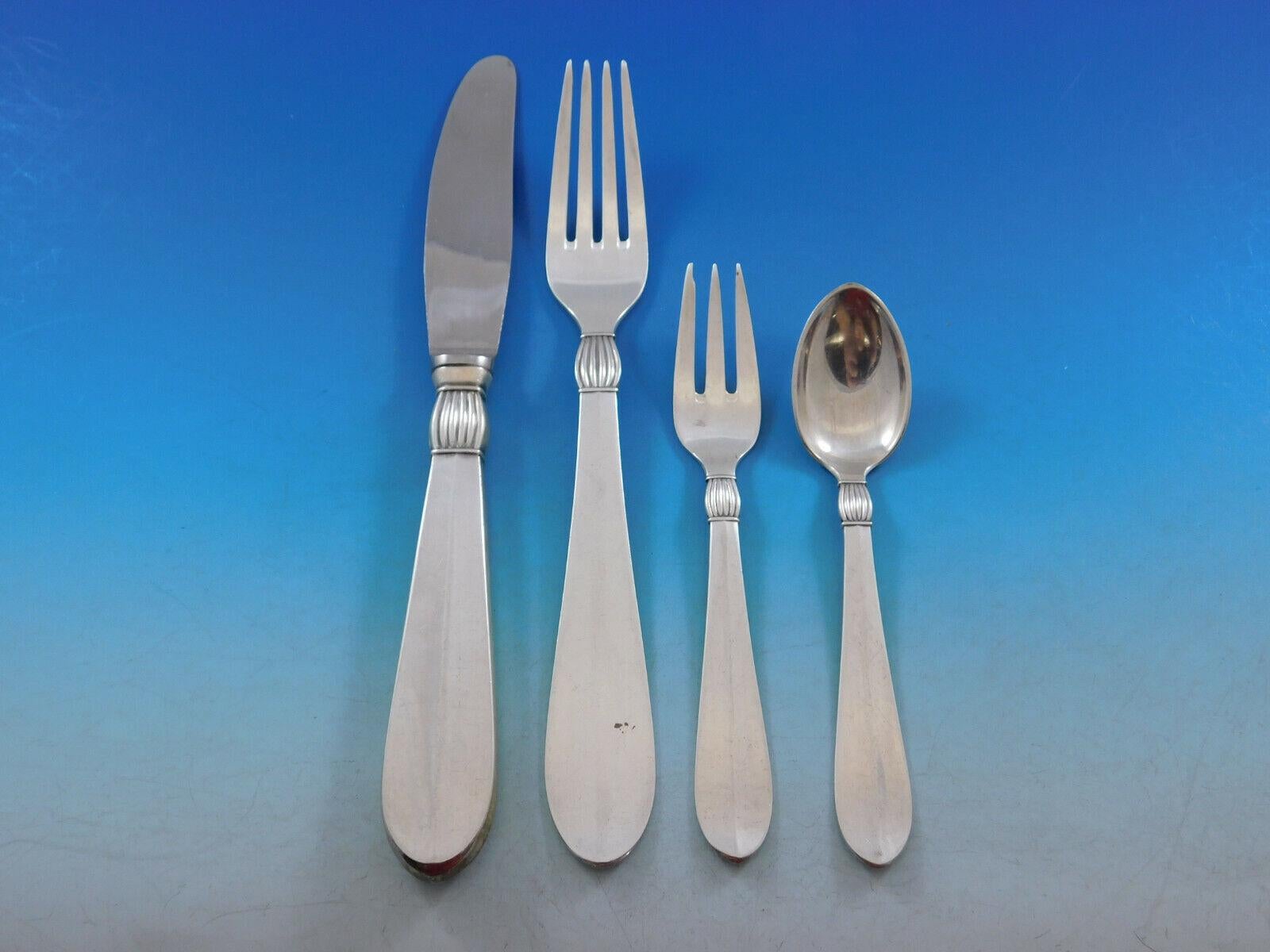 Escaso juego de cubiertos escandinavos modernos Baronesse by Jens Andersen c1950's de plata de ley danesa - 44 piezas. Este juego incluye:

8 cuchillos, 8 1/2
8 Tenedores de cena, 7 1/2
8 Tenedores para Ensalada/Pastelería, 5 1/4
8 cucharillas, 5