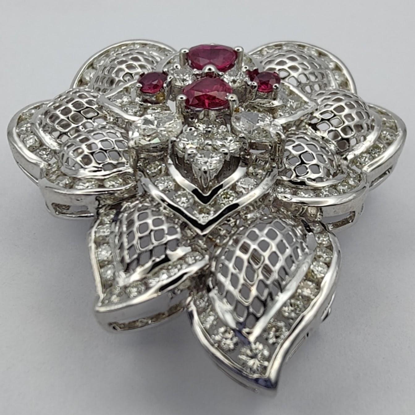 This stunning baroque pendant brooch is the perfect choice for adding a touch of sophistication and glamour to your look. The brooch features a 0.78 carat ruby set in a 2.7 carat diamond design, giving it a sparkling and eye-catching finish. The