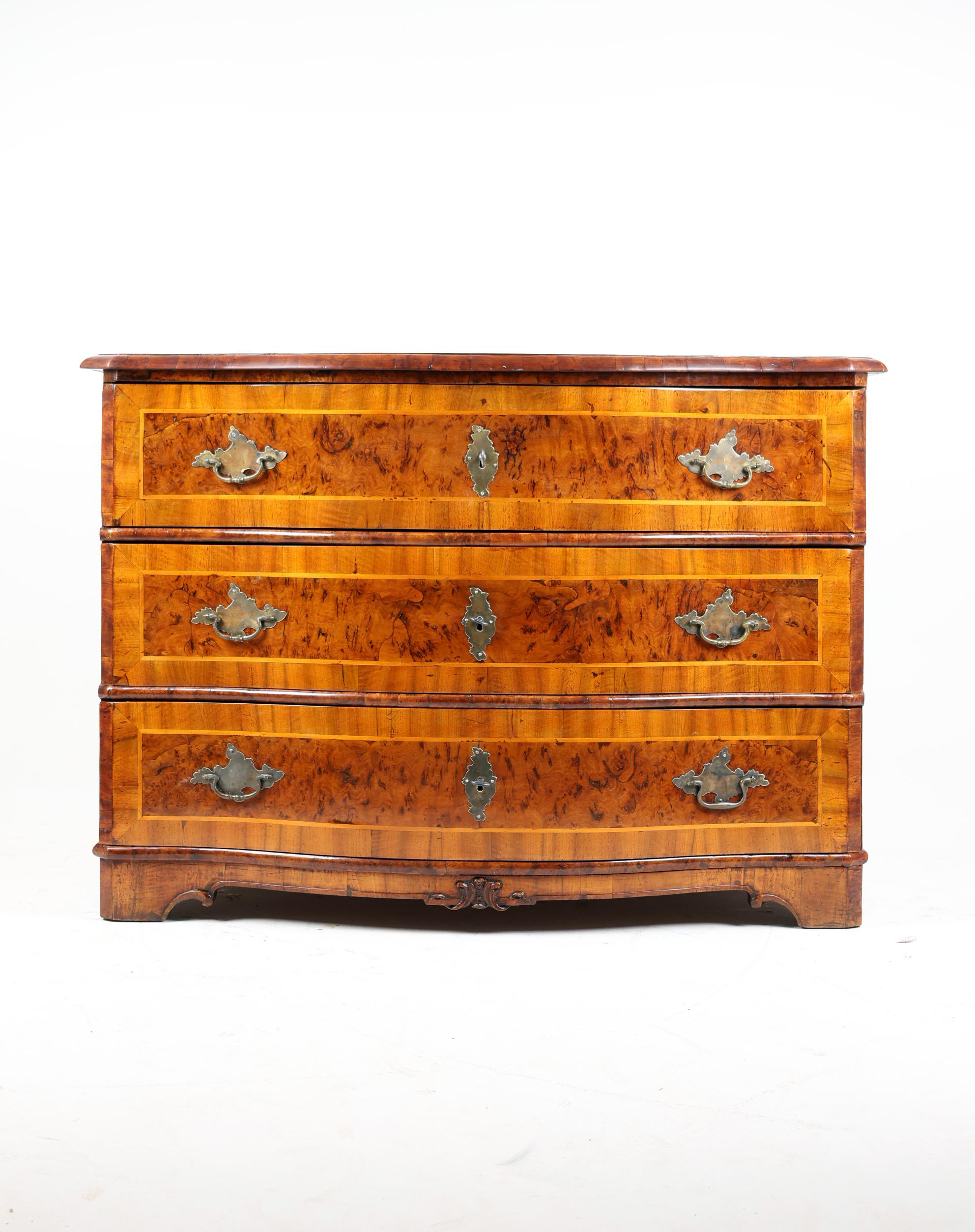 Cassettone barocco della fine del XVIII secolo,


Questa cassettiera in noce tardo barocca è stata realizzata intorno al 1780 ed è un pezzo originale. Le decorazioni intarsiate e il colore marrone gli conferiscono uno stile elegante e barocco. Con