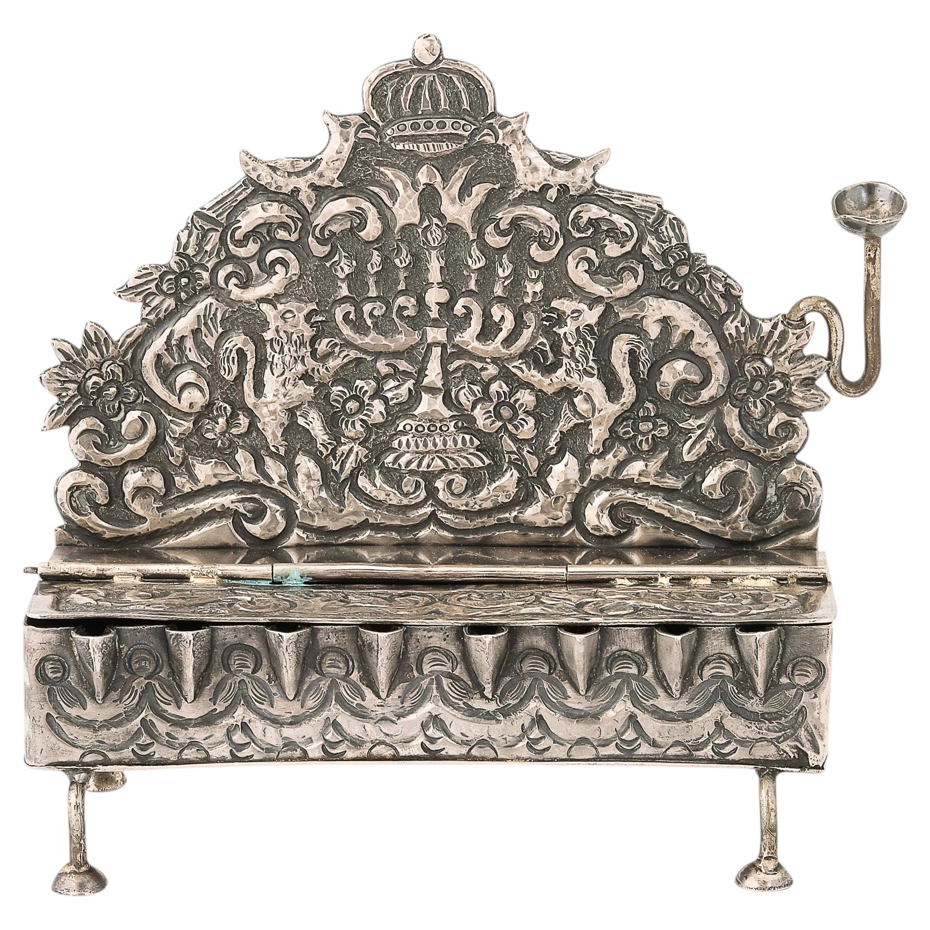 Ménorah baroque du XIXe siècle en argent massif, travaillée à la main selon la technique du repoussé, servant de lampe à huile et dotée d'un pied en vente