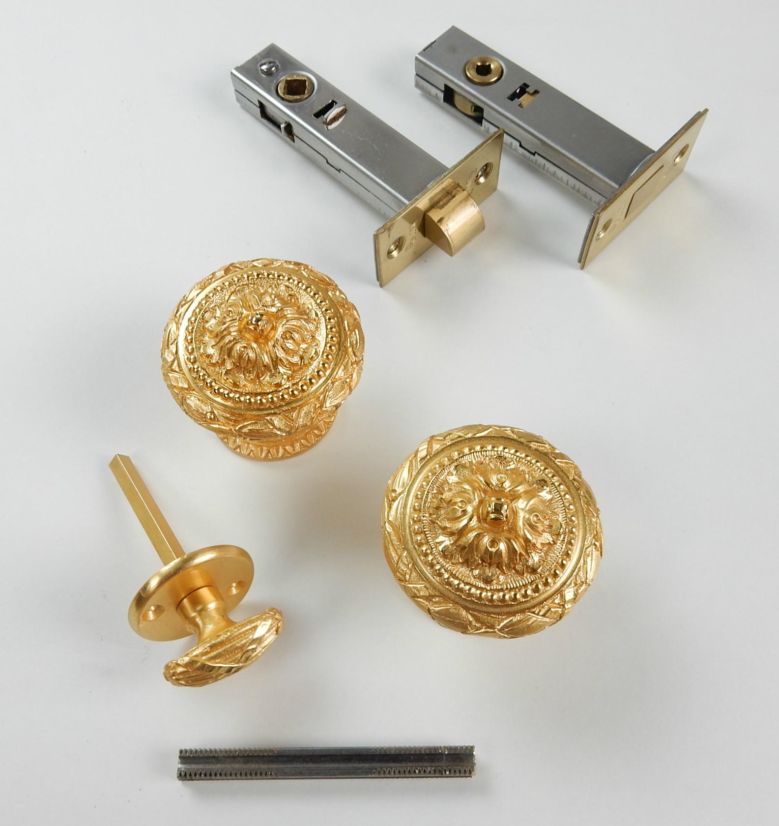 Gorgeous door knob and thumb bolt 22-karat gold plated set from
the Sherle Wagner collection circa 1960s.
This set includes 2 door knobs, thumb knob, threaded knob connector, side and deadbolt.
All parts are clean and almost flawless as you can