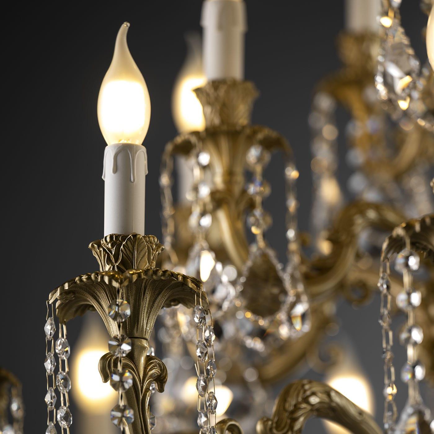 A statement of Baroque opulence, this wall lamp in fused brass makes for a spot-on addition to classic decors indulging in luxurious accents. Asfour® crystal pendants dangle from bobeches and five sinuous arms, their luxurious textural detailing