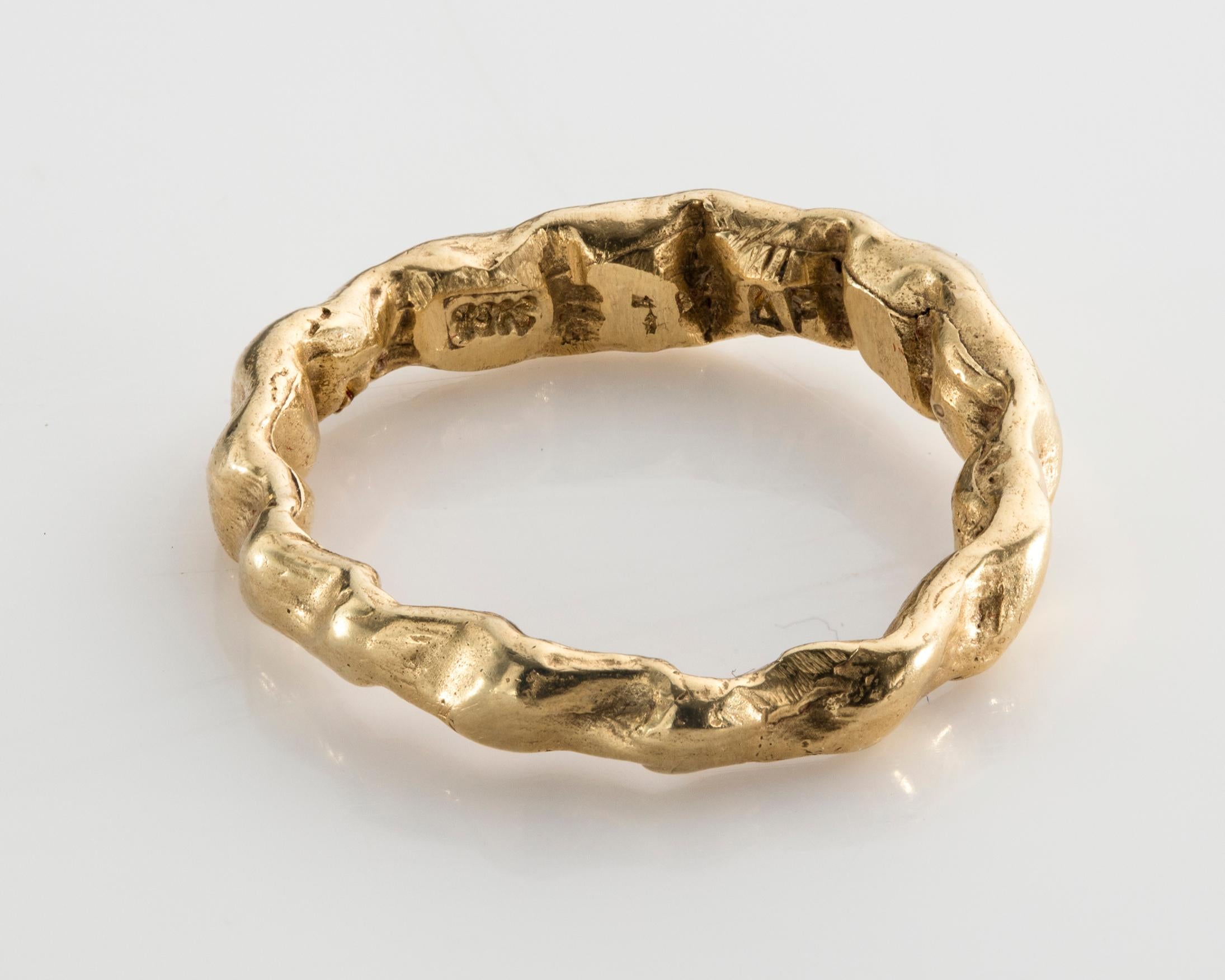 Barock 7 Ring aus 18-karätigem Gold in Größe 4-1/2. Entworfen und hergestellt von Anne Fischer, 2013.
 