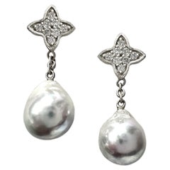 Pendants d'oreilles baroques Akoya en platine et diamants