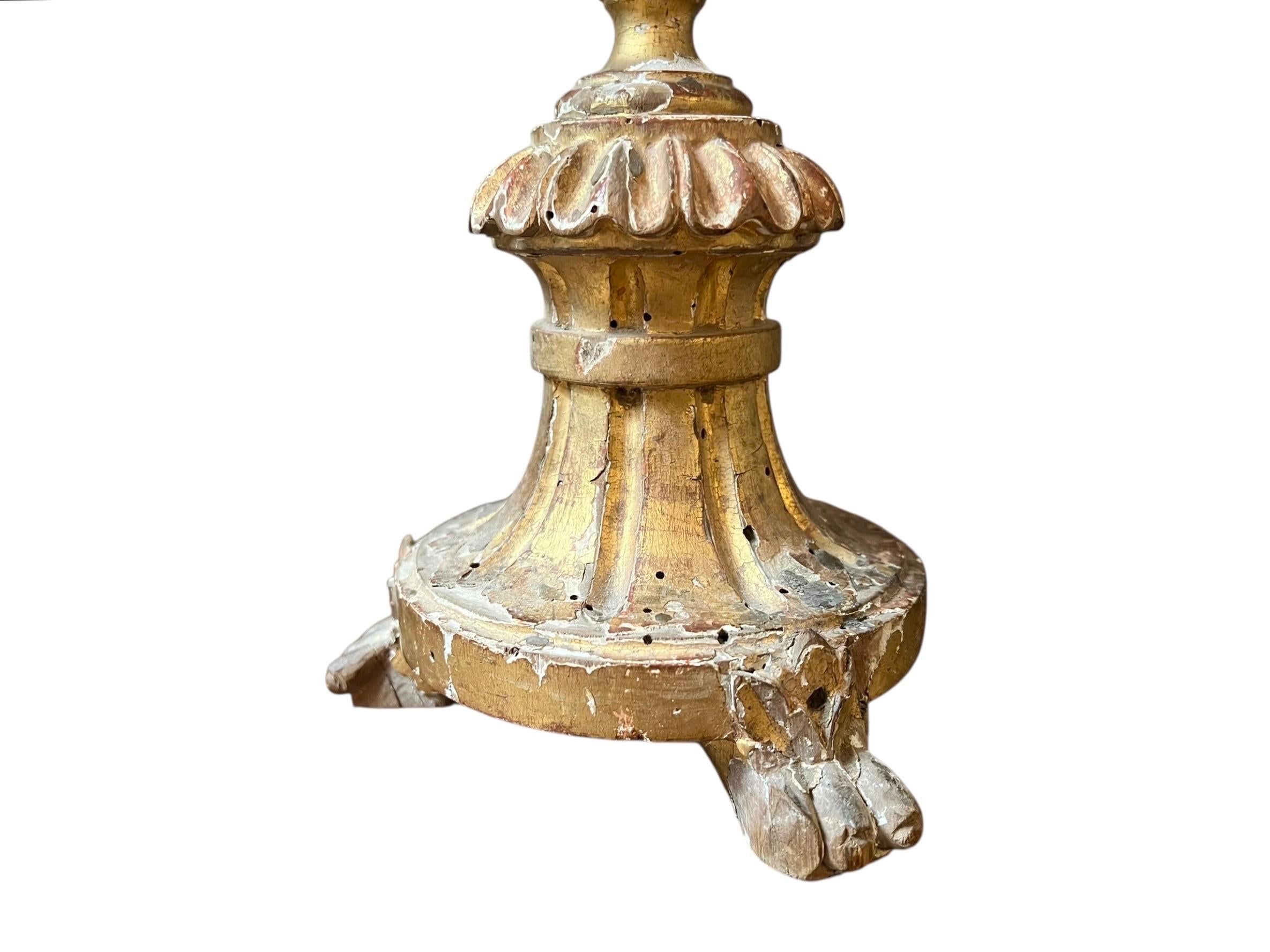 Rococò Baroque altar candlestick in gilded wood, Italy or Portugal, circa 1720–1740 in vendita