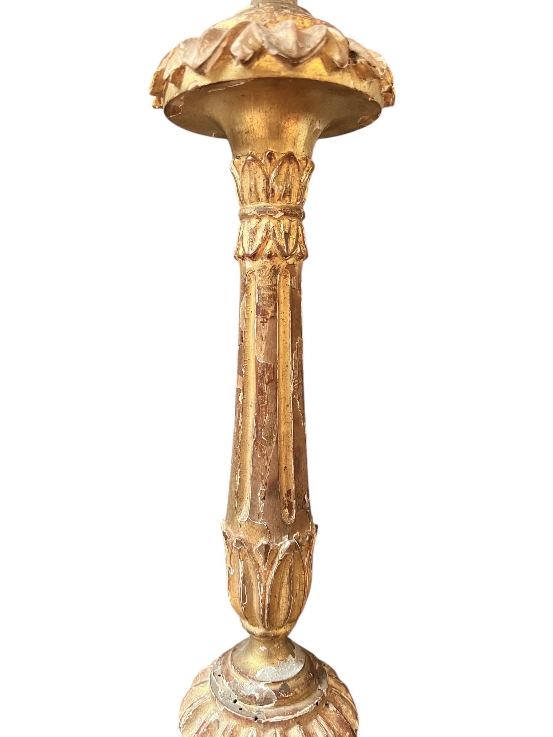 Italiano Baroque altar candlestick in gilded wood, Italy or Portugal, circa 1720–1740 in vendita