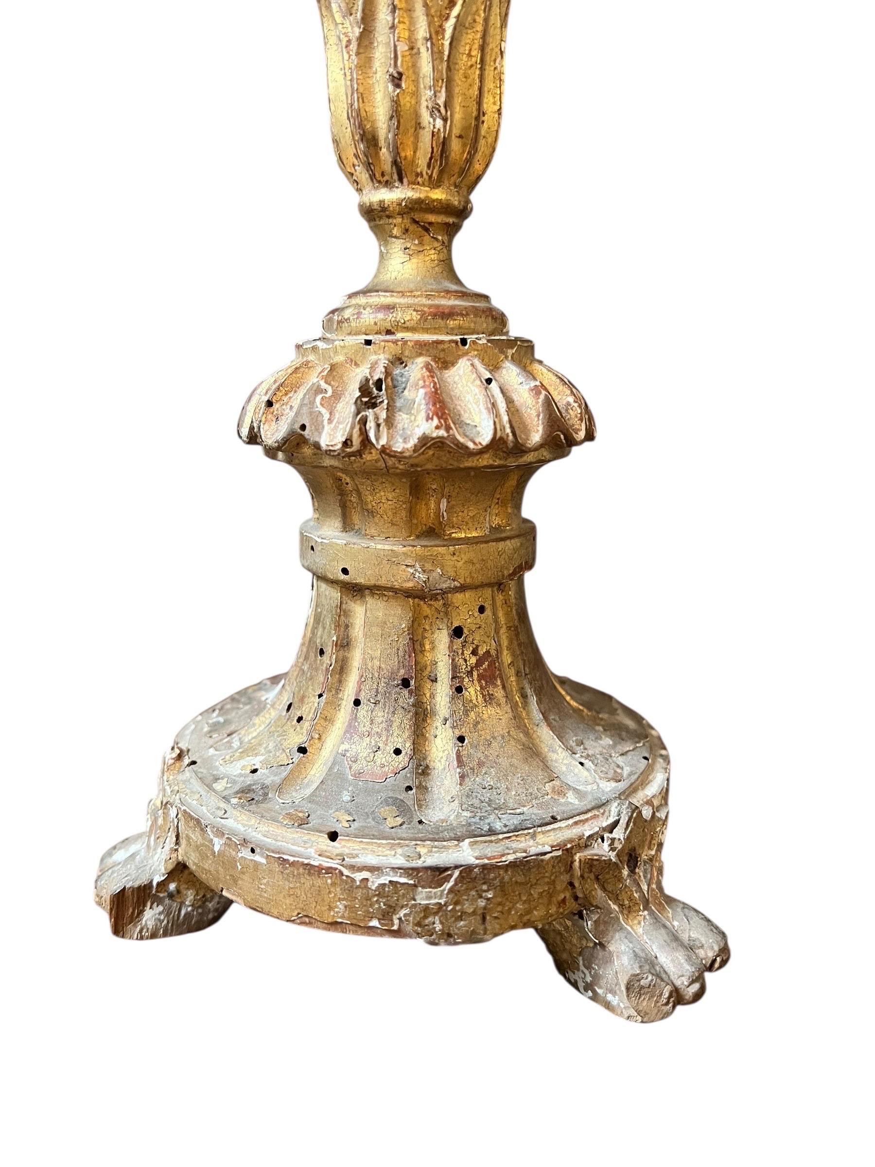Baroque altar candlestick in gilded wood, Italy or Portugal, circa 1720–1740 In condizioni buone in vendita a Beuzevillette, FR