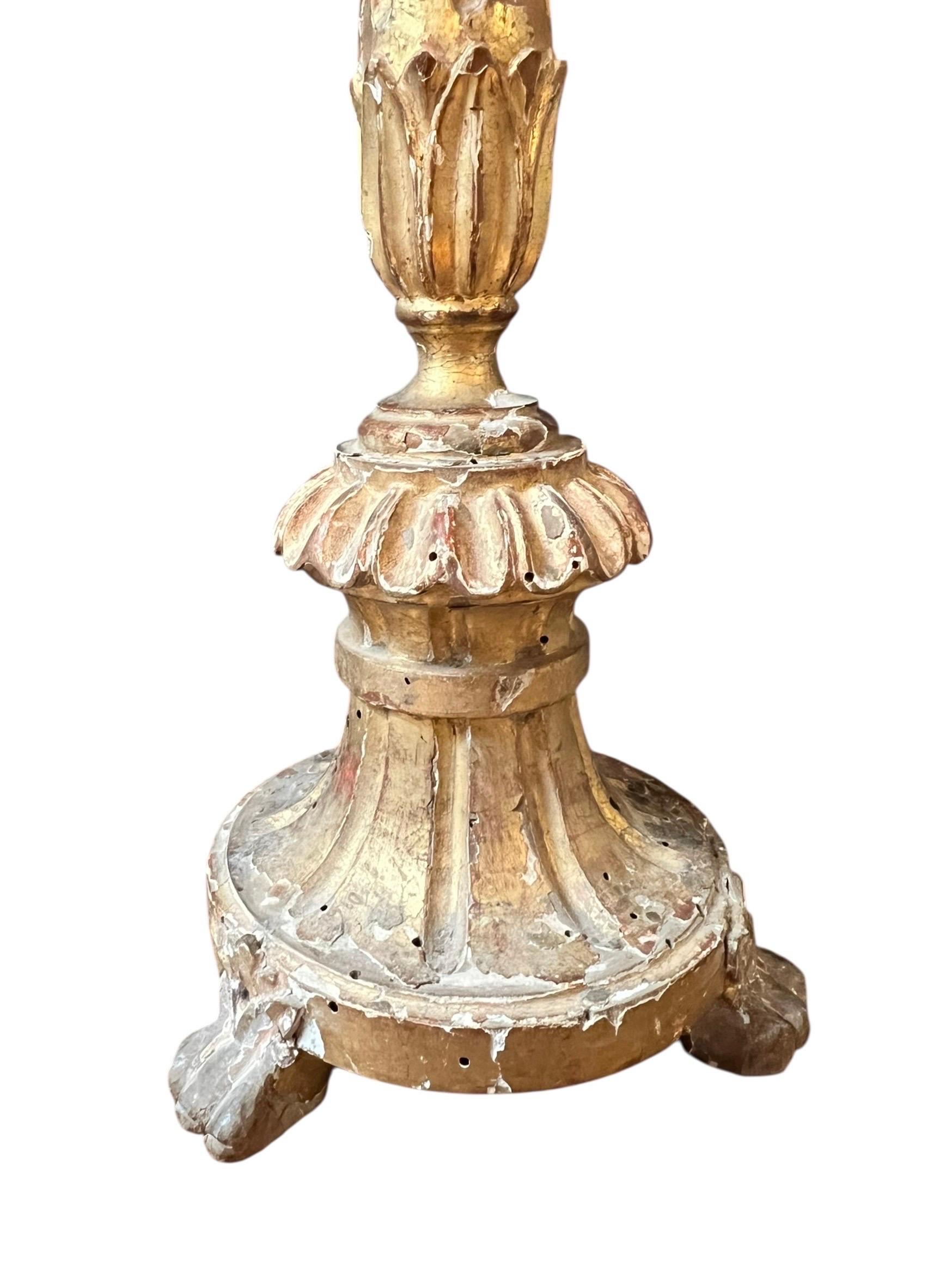 Fino al XVIII secolo Baroque altar candlestick in gilded wood, Italy or Portugal, circa 1720–1740 in vendita