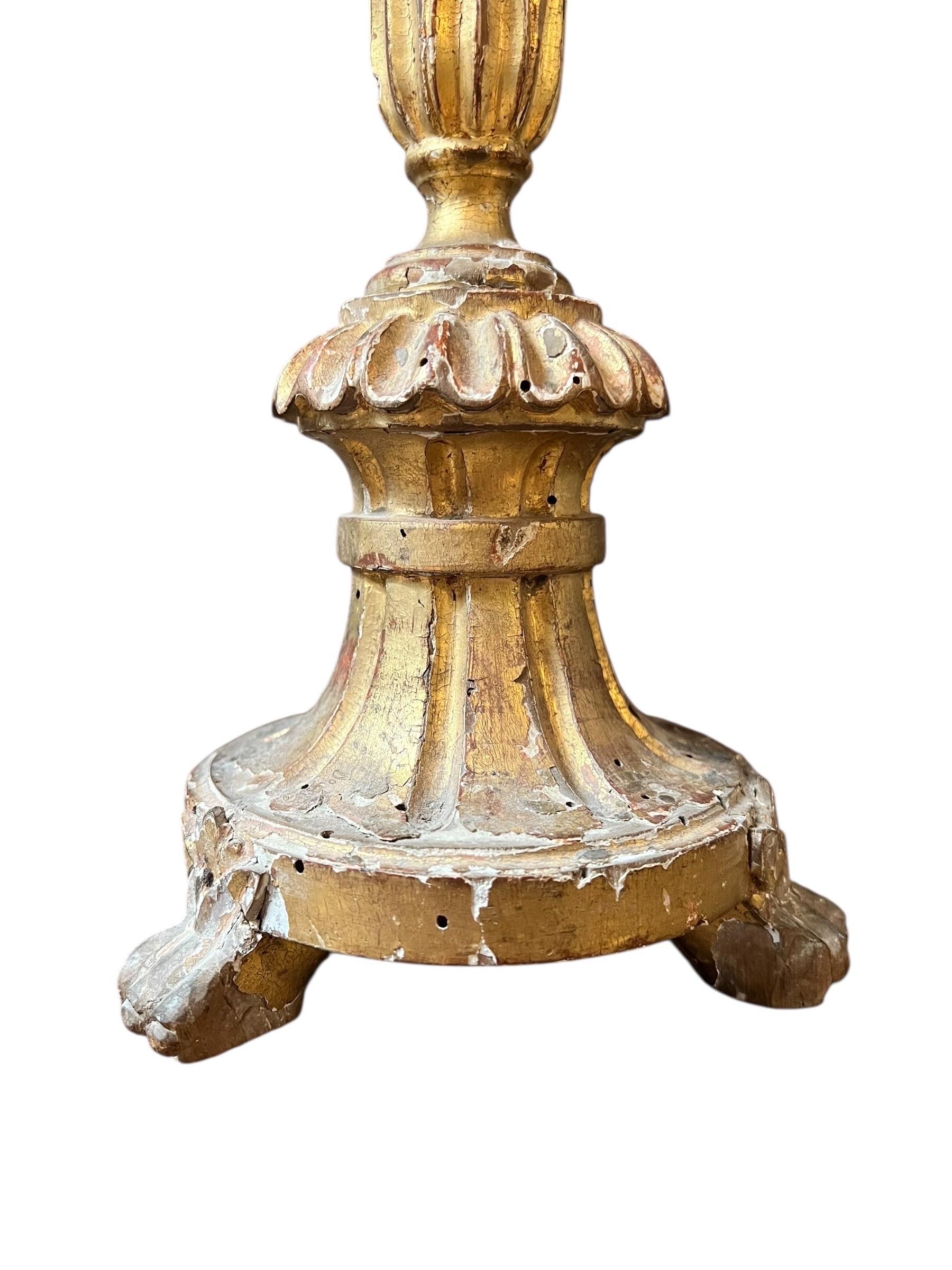 Legno Baroque altar candlestick in gilded wood, Italy or Portugal, circa 1720–1740 in vendita