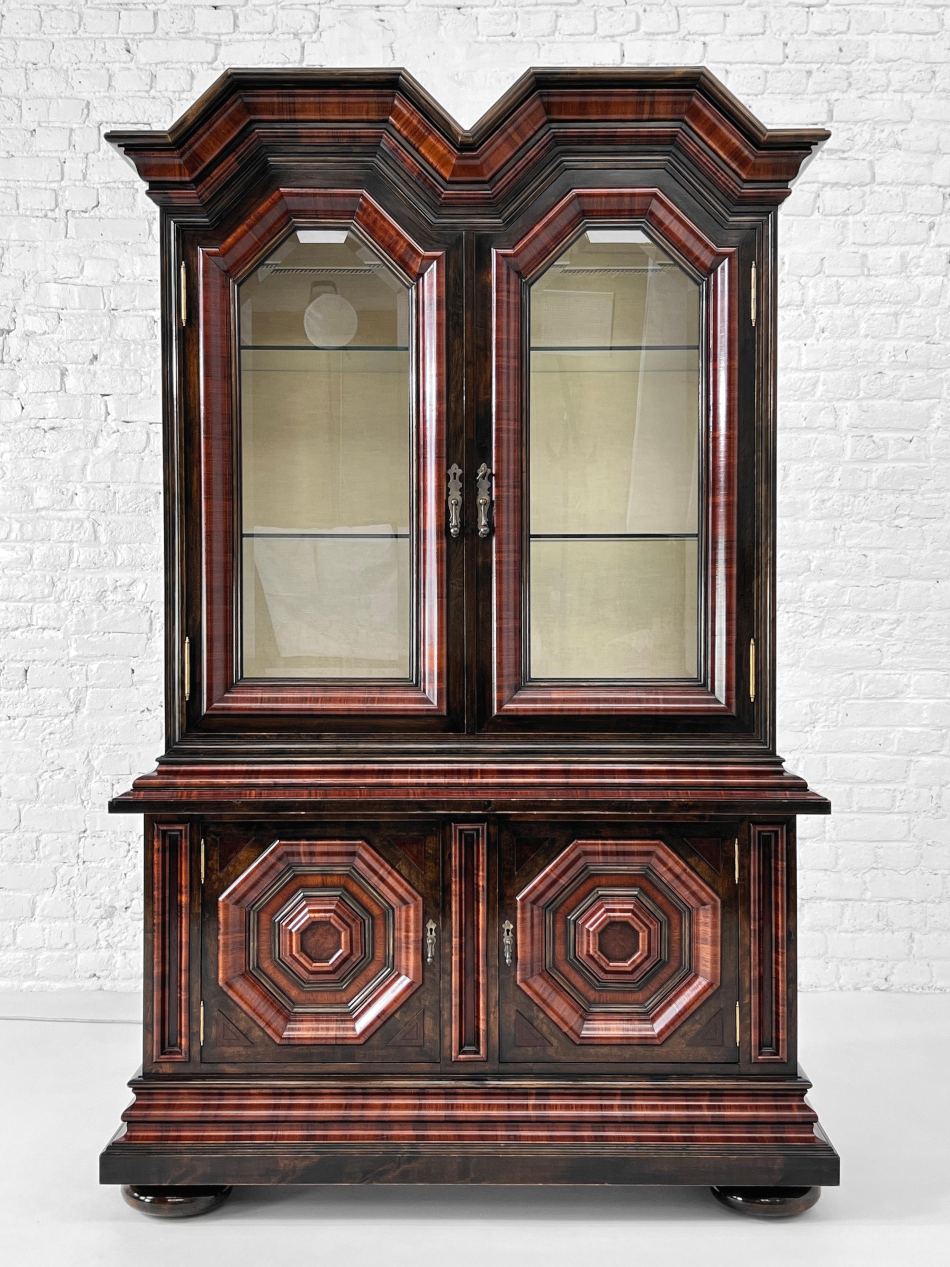 Baroque And Rococo Style Wooden Marquetry and Glass Armoire or Vitrine Cabinet In Good Condition For Sale In Tourcoing, FR