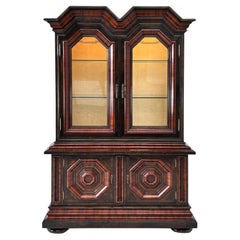 Armadio o vetrina in legno intarsiato e vetro in stile barocco e rococò