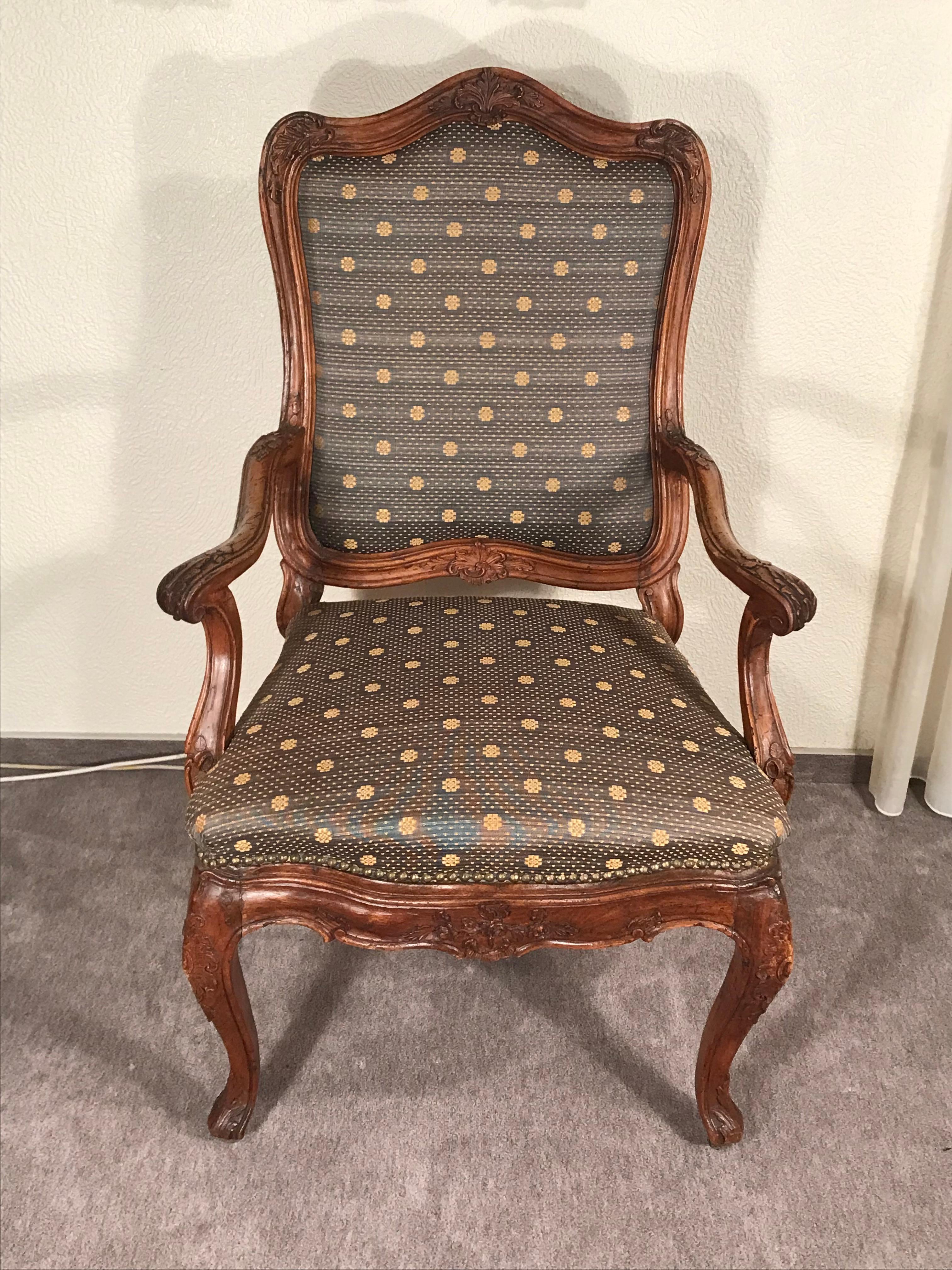 Origineller und einzigartiger Barocksessel. Dieser schöne Sessel stammt aus den Jahren 1750-60 und kommt aus Süddeutschland. Der Eichenstuhl zeichnet sich durch seine schönen handgeschnitzten Details aus. Es ist in sehr gutem Zustand. Der Sessel