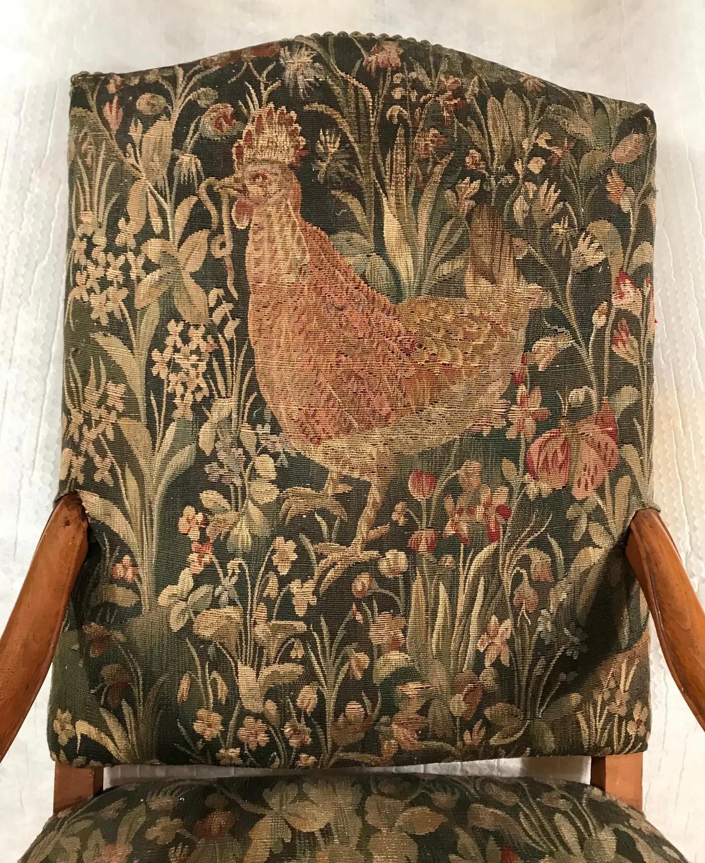 Este impresionante sillón barroco del sur de Alemania del siglo XIX muestra una artesanía excepcional y una elegancia atemporal. Fabricada en madera de nogal finamente tallada y tapizada con un hermoso gobelino, es una auténtica pieza para cualquier