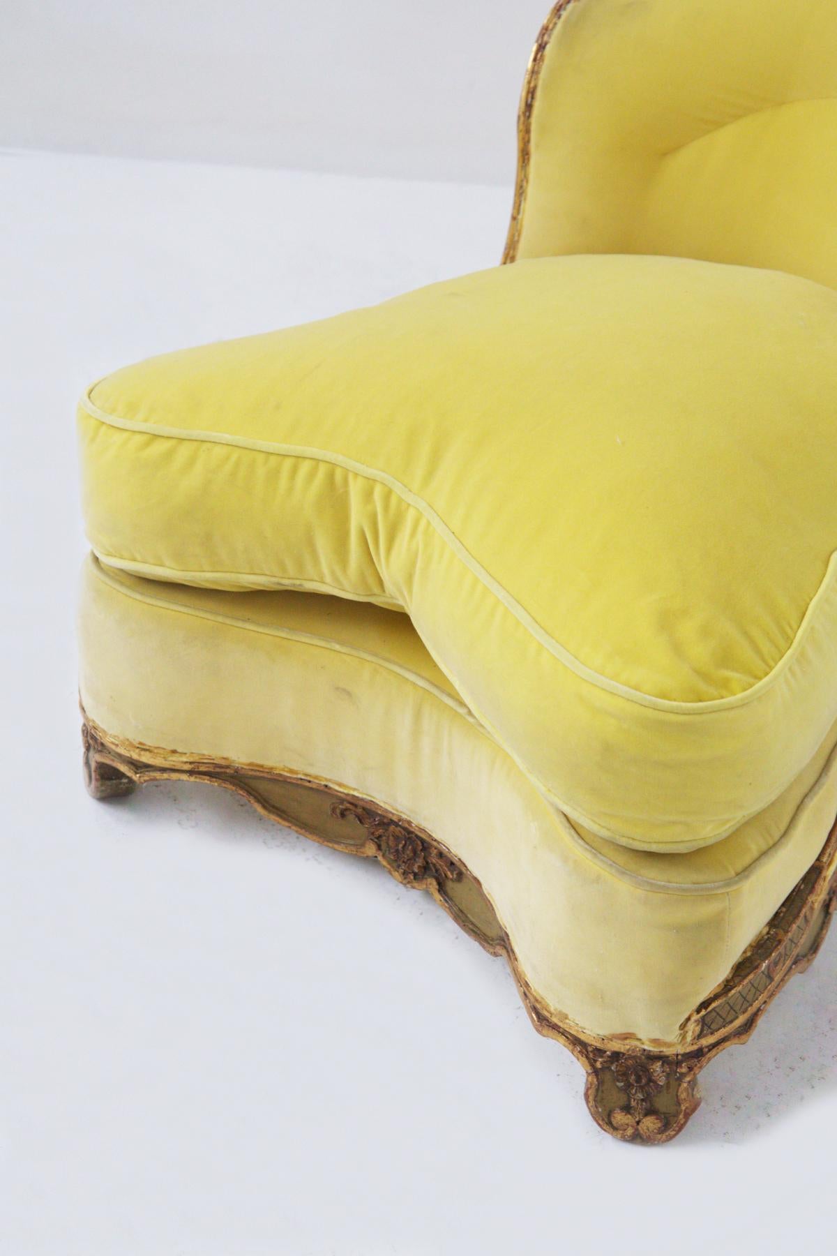 Schöner Sessel aus einer elitären venezianischen Bürgerfamilie, deren Design auch eine Inspiration ist. Der Sessel ist aus vergoldetem Holz in einem mächtigen Gestell mit 4 Stützfüßen, jeweils für jede Ecke. Die Formen sind gewunden und auffallend