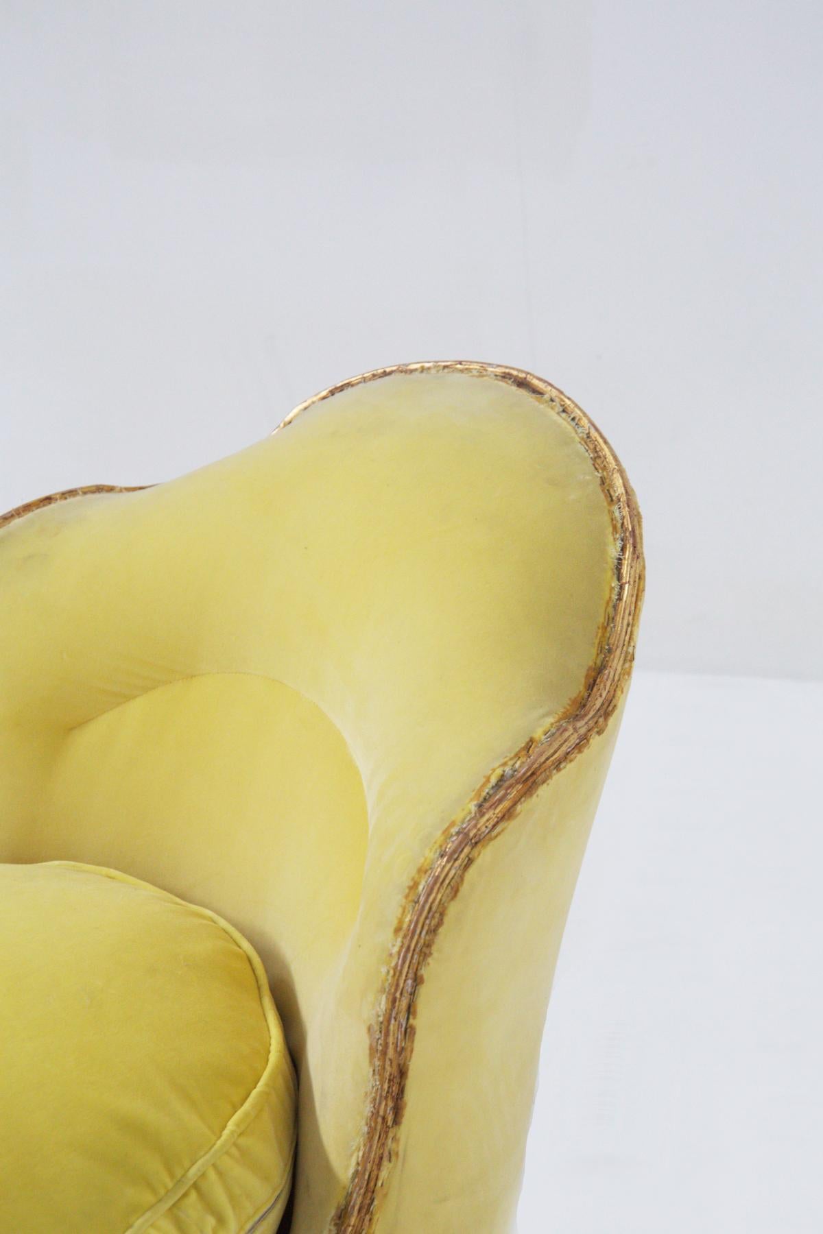 Italian Baroque Armchair in Giltwood and Yellow Velvet For Sale