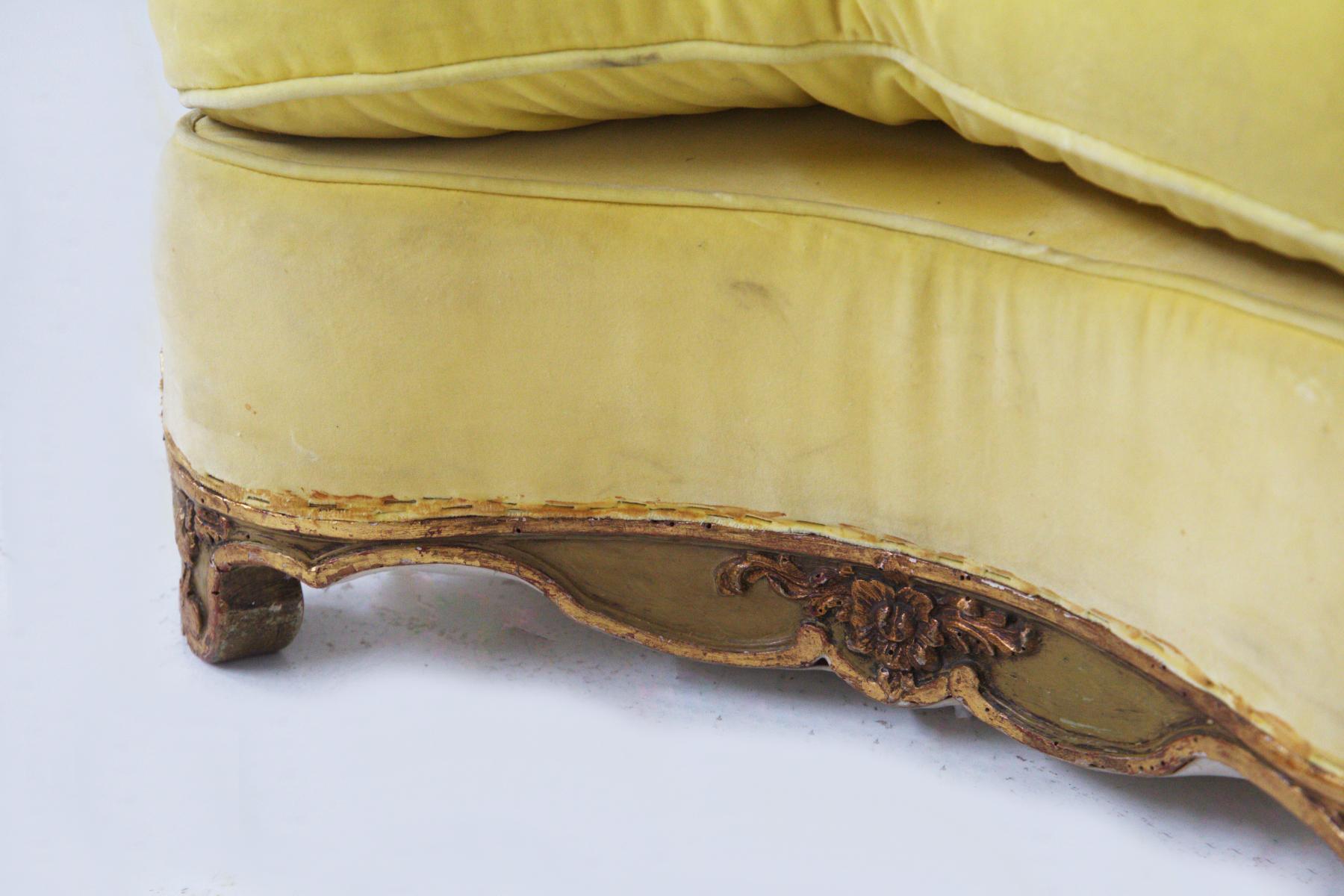 Baroque Armchair in Giltwood and Yellow Velvet In Good Condition For Sale In Milano, IT
