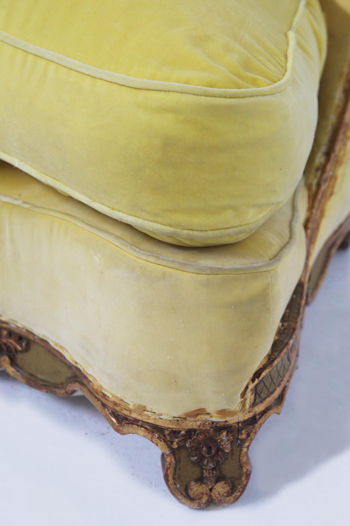 Baroque Armchair in Giltwood and Yellow Velvet For Sale 1