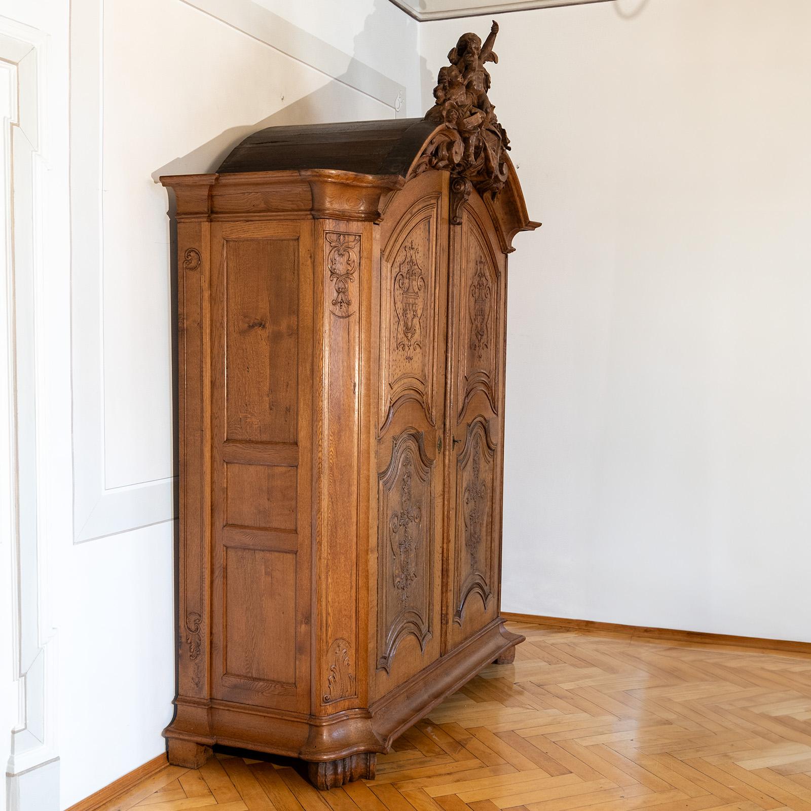 Hand-Carved Baroque Armoire in Oak, 18th / 20th century For Sale