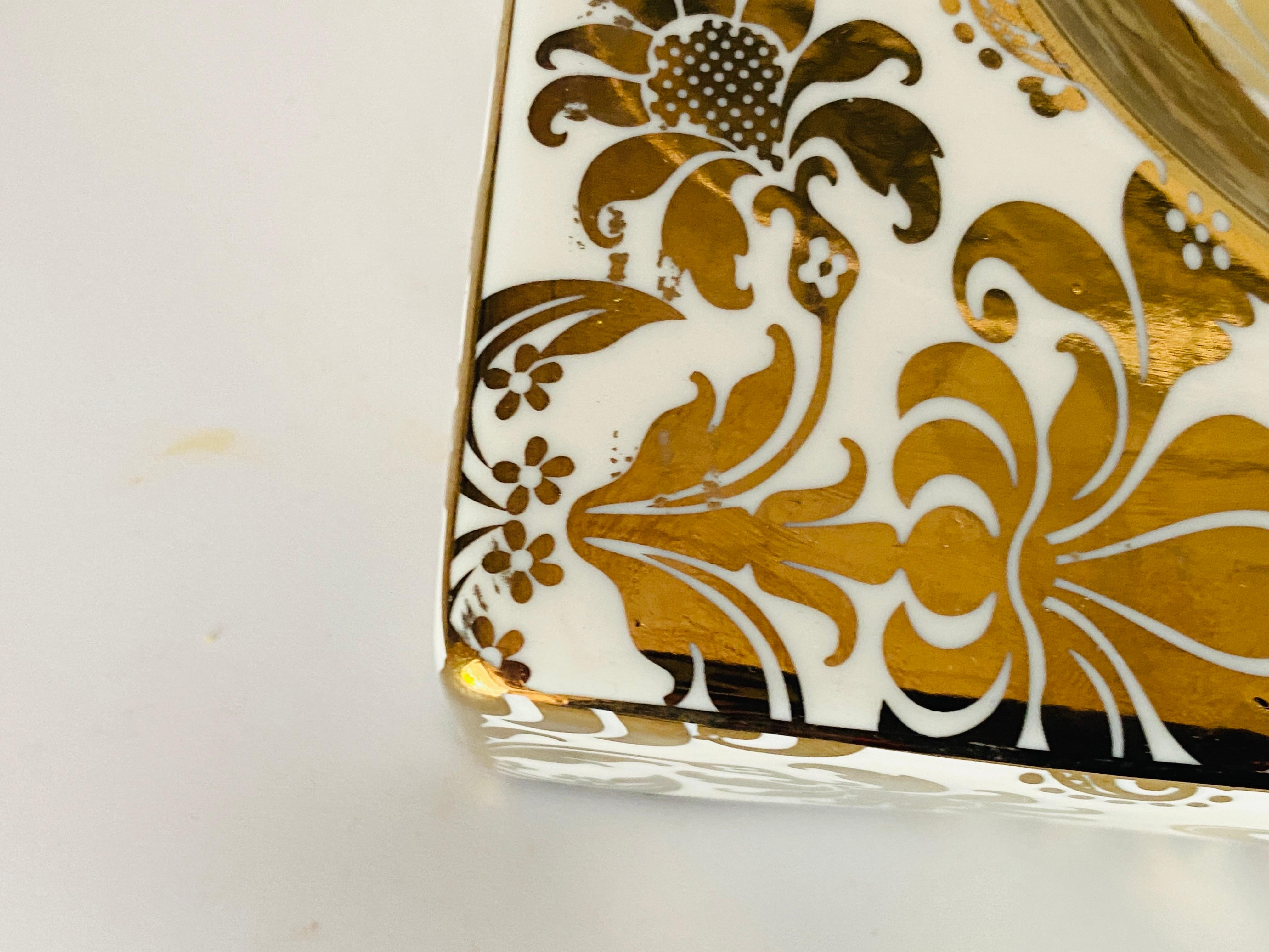 Baroque ashtray or Vide Poche in ceramic
Signed KARE design.
 Kare design Germany 20th Century, gold and white color.