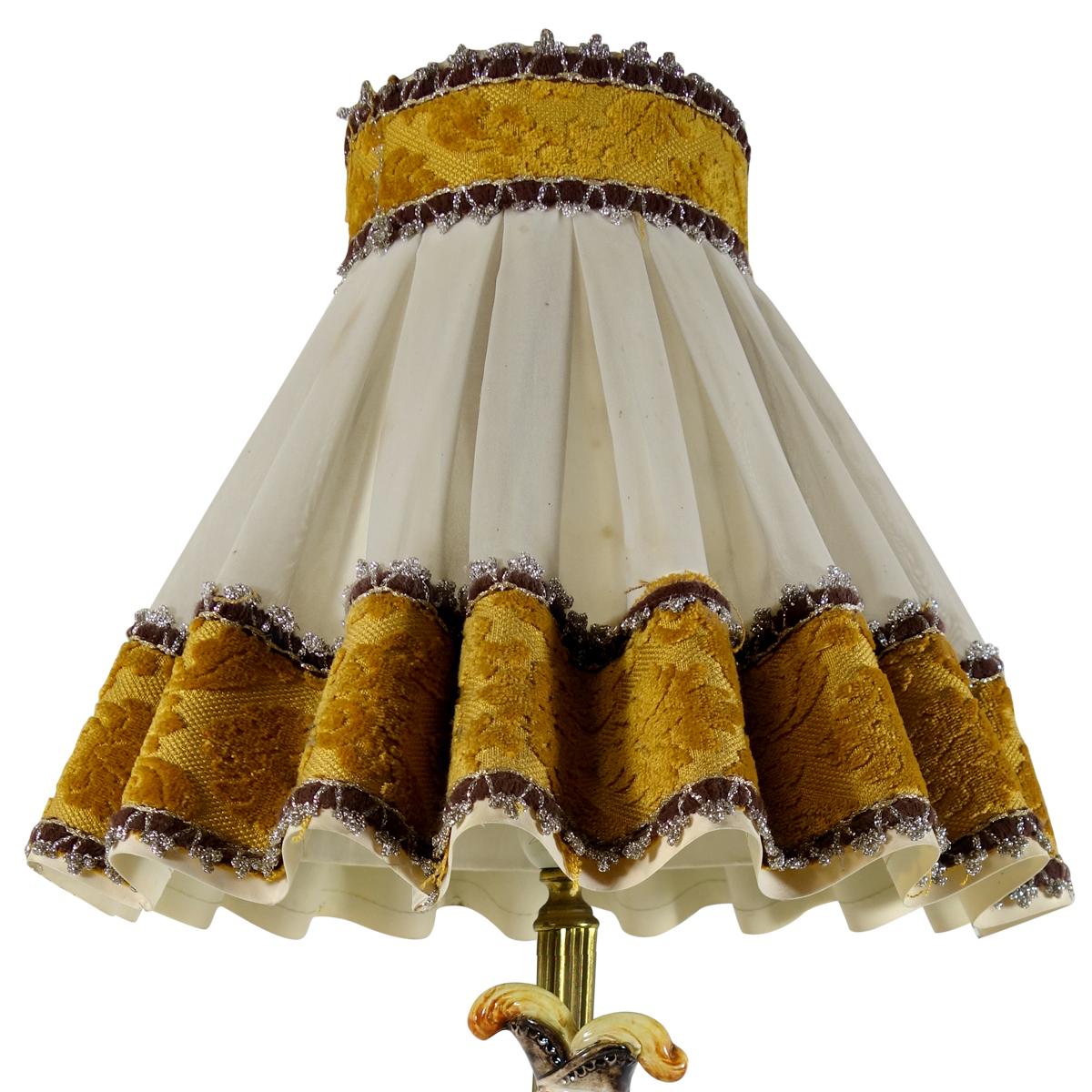 Milieu du XXe siècle Lampe de table baroque en porcelaine de Bassano représentant un aristocrate italien en vente