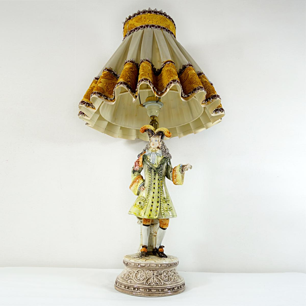 Lampe de table baroque en porcelaine de Bassano représentant un aristocrate italien en vente 2