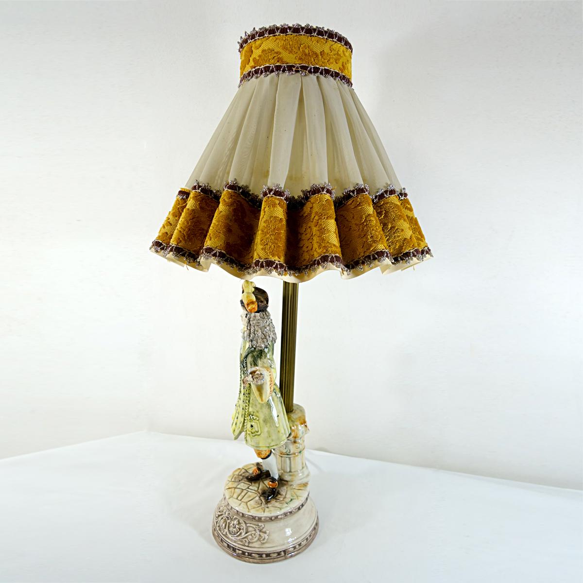 Lampe de table baroque en porcelaine de Bassano représentant un aristocrate italien en vente 3