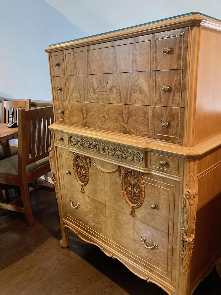 Ensemble de chambre à coucher baroque français, époque édouardienne 1910-1920. Ensemble de chambre à coucher de style Louis XV en acajou américain Crotch Mahogany, en très bon état.
Voir la lettre d'évaluation originale de 1991 de l'antiquaire