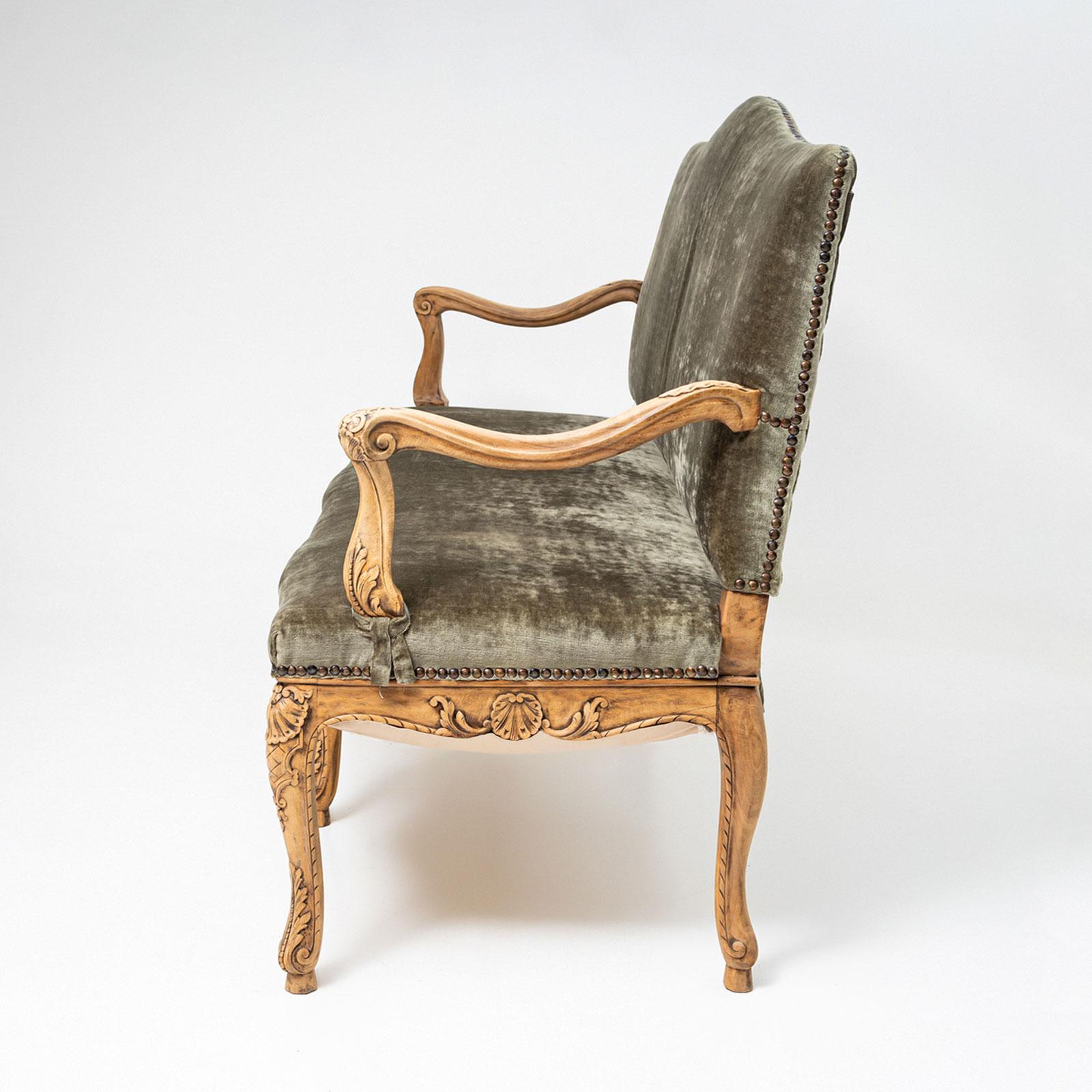 Sculpté à la main Banc baroque avec tapisserie en velours vert, 18ème siècle en vente