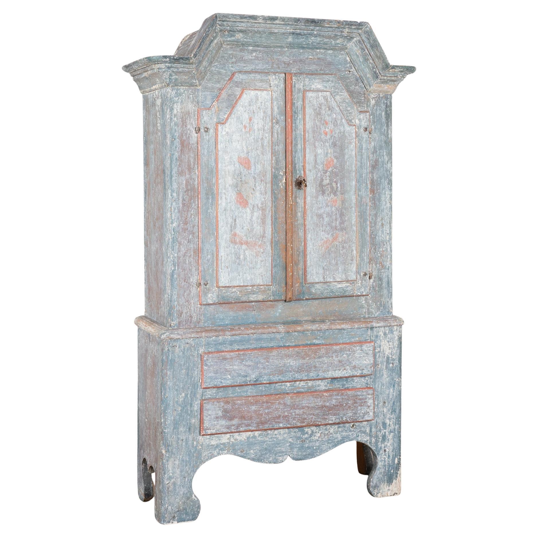 Armario barroco de pino pintado de azul, Suecia circa 1820-40