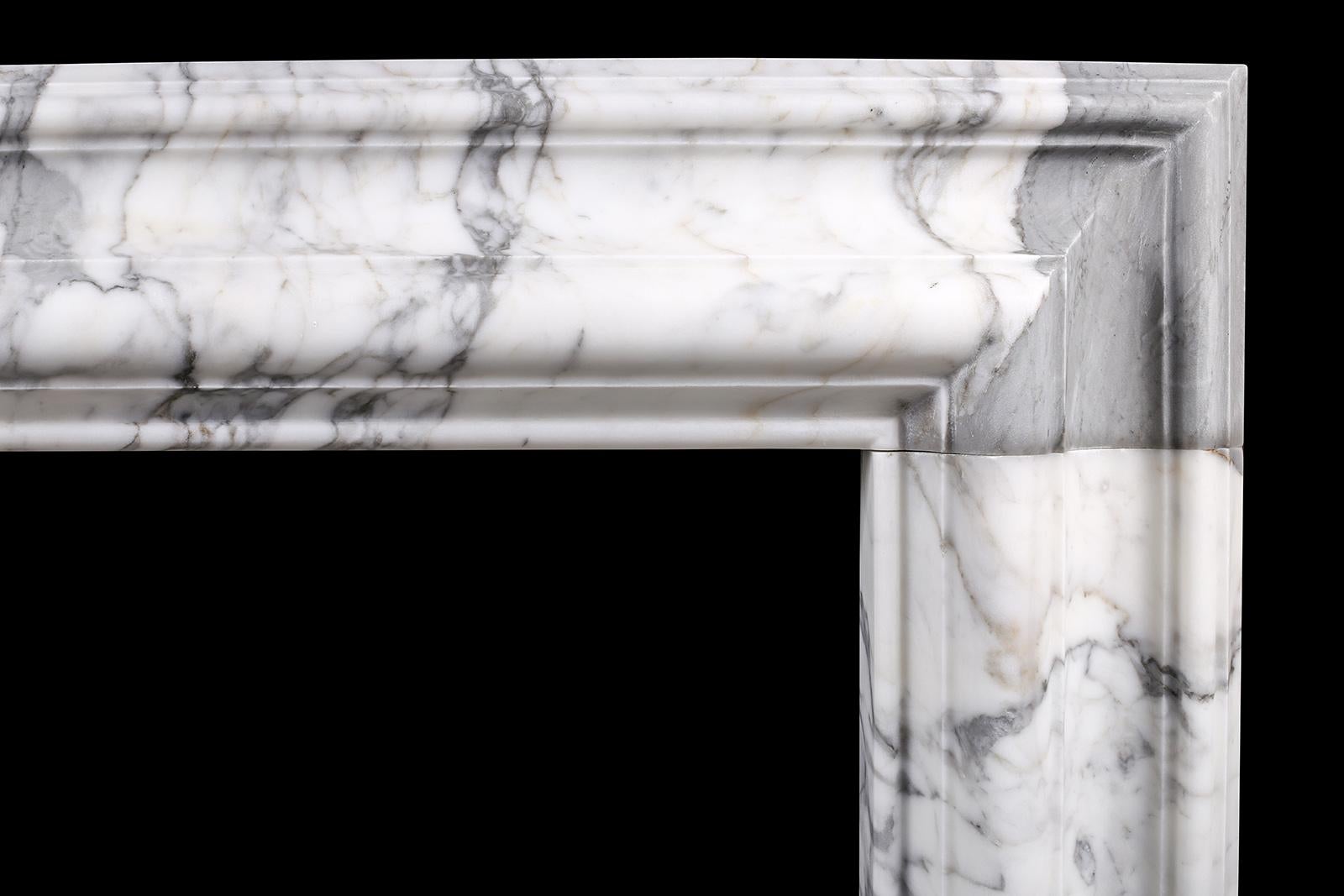 Chimenea barroca Bolection de mármol estatuario blanco italiano Chimenea Georgiano en venta