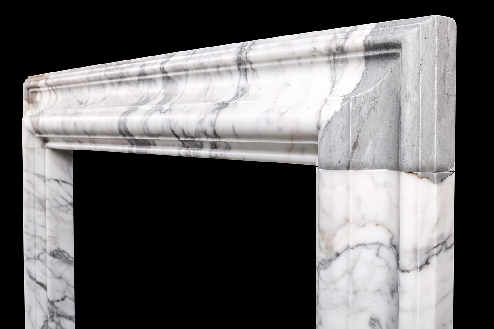 Chimenea barroca Bolection de mármol estatuario blanco italiano Chimenea en Nuevo estado para la venta en London, GB