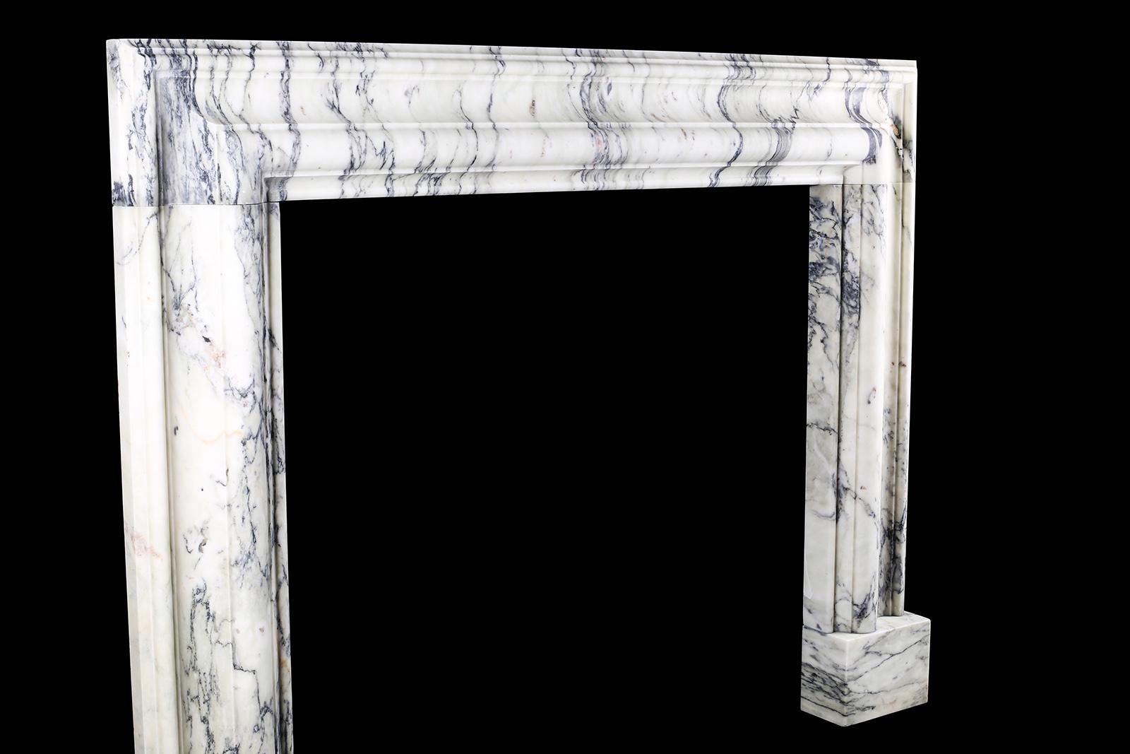 Georgien Cheminée baroque en marbre italien Pavonazzo en vente