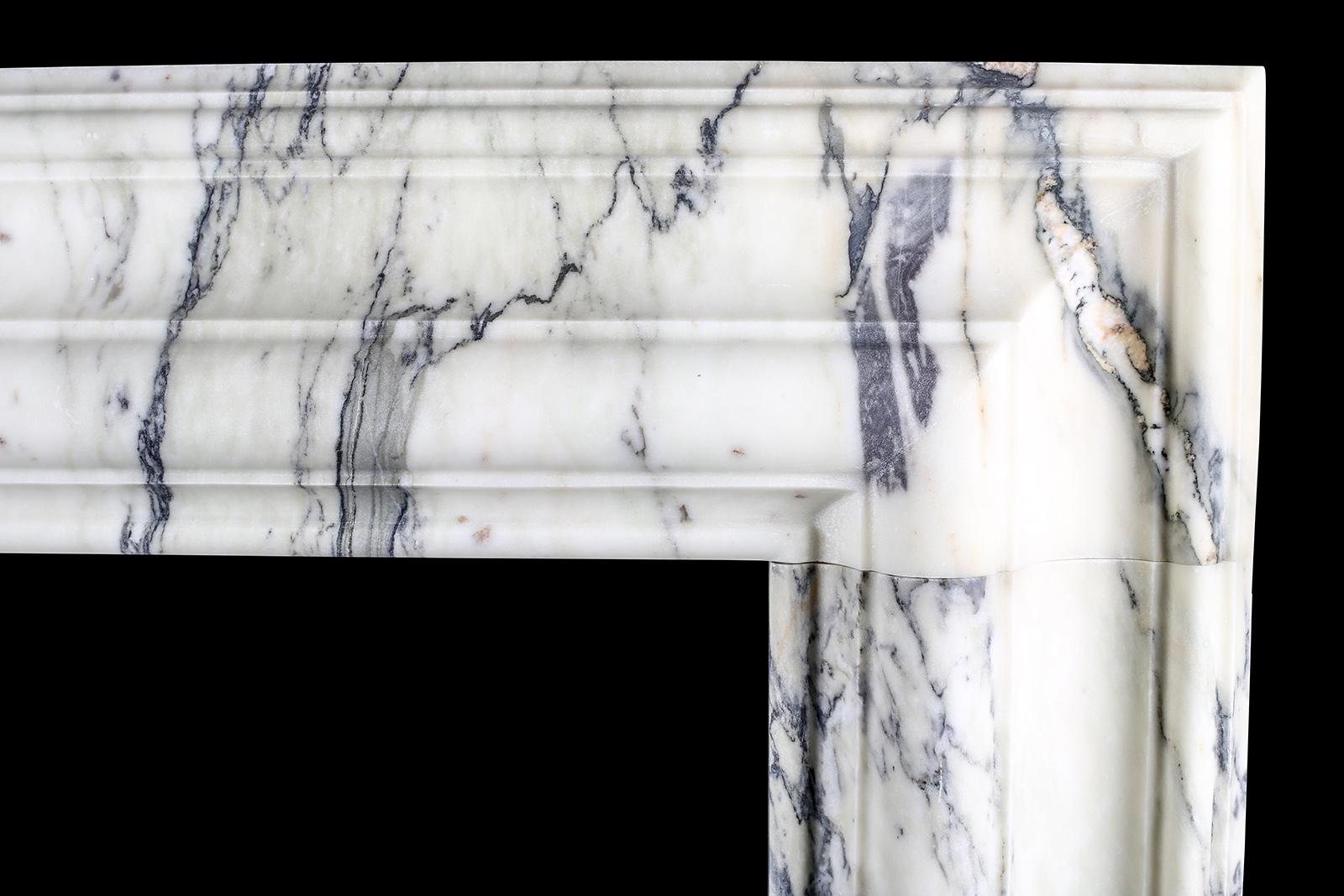 Sculpté à la main Cheminée baroque en marbre italien Pavonazzo en vente