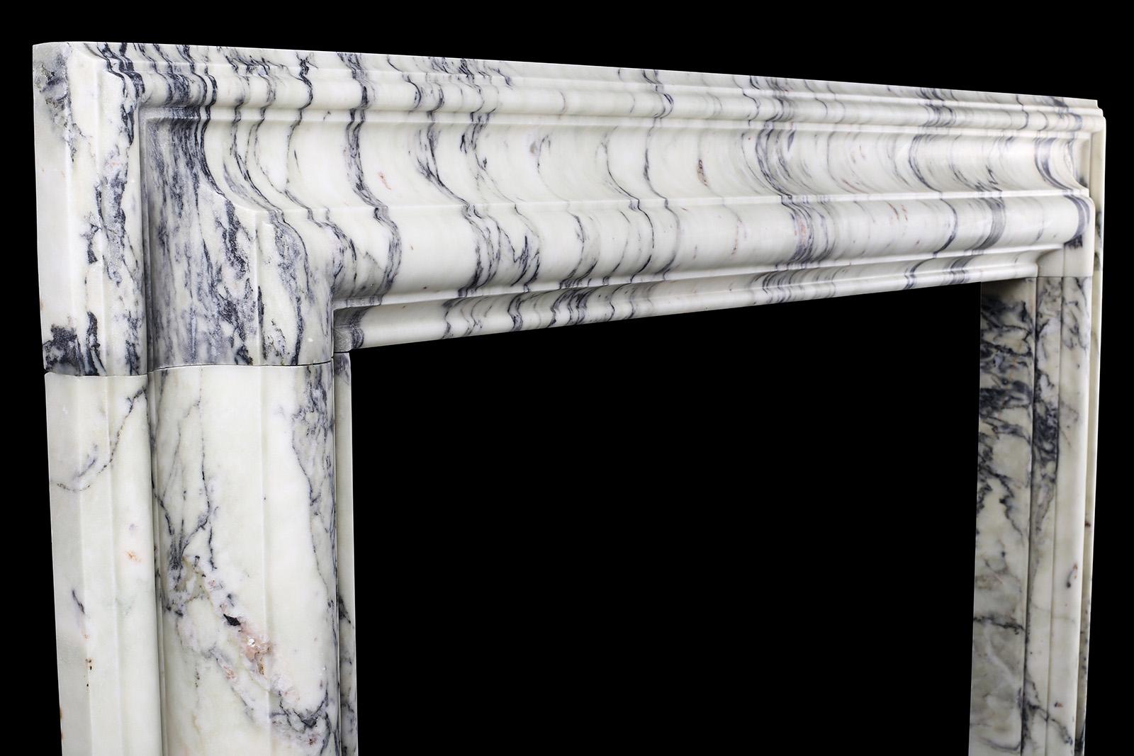 Cheminée baroque en marbre italien Pavonazzo Neuf - En vente à London, GB