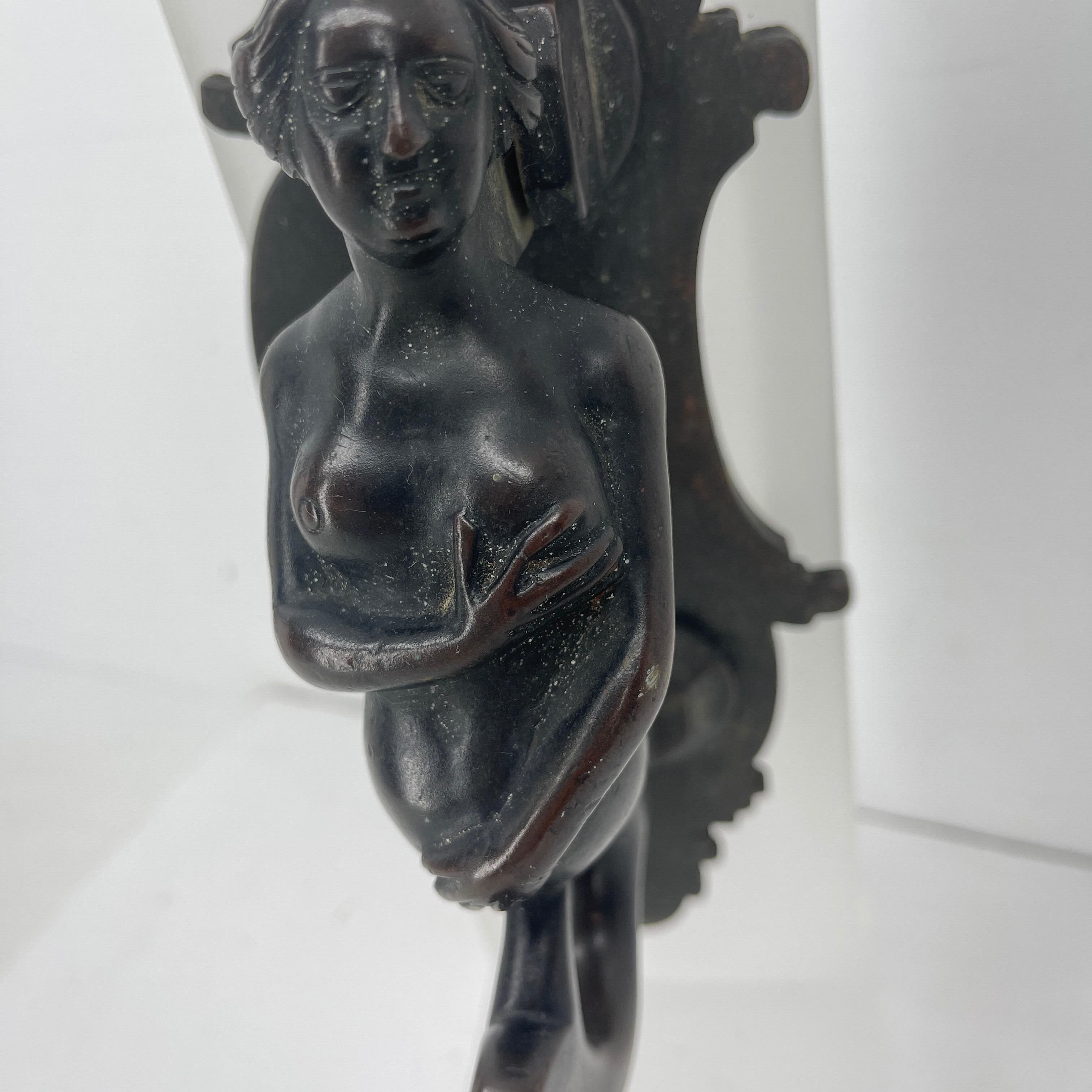 Aldaba de sirena barroca de bronce montada sobre soporte de lucita, alemana 1680-1700 en venta 3