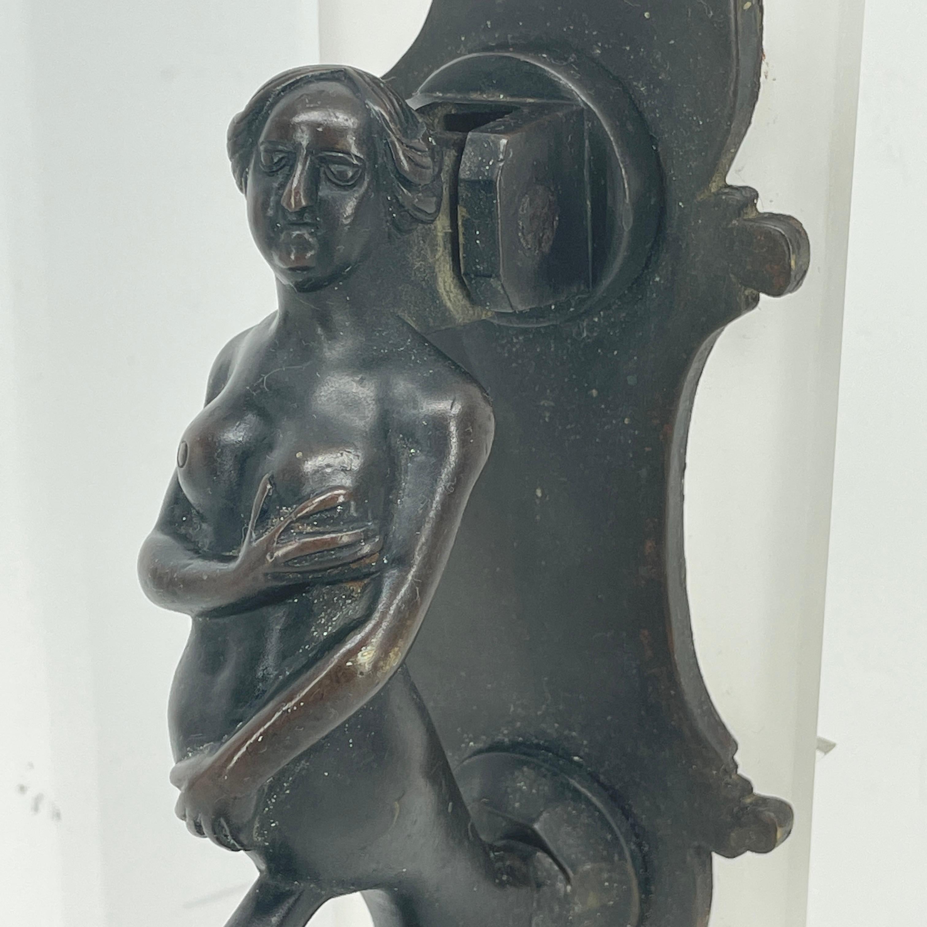 Sculpté à la main Heurtoir de porte en bronze baroque en forme de sirène monté sur un Stand en lucite, allemand 1680-1700 en vente