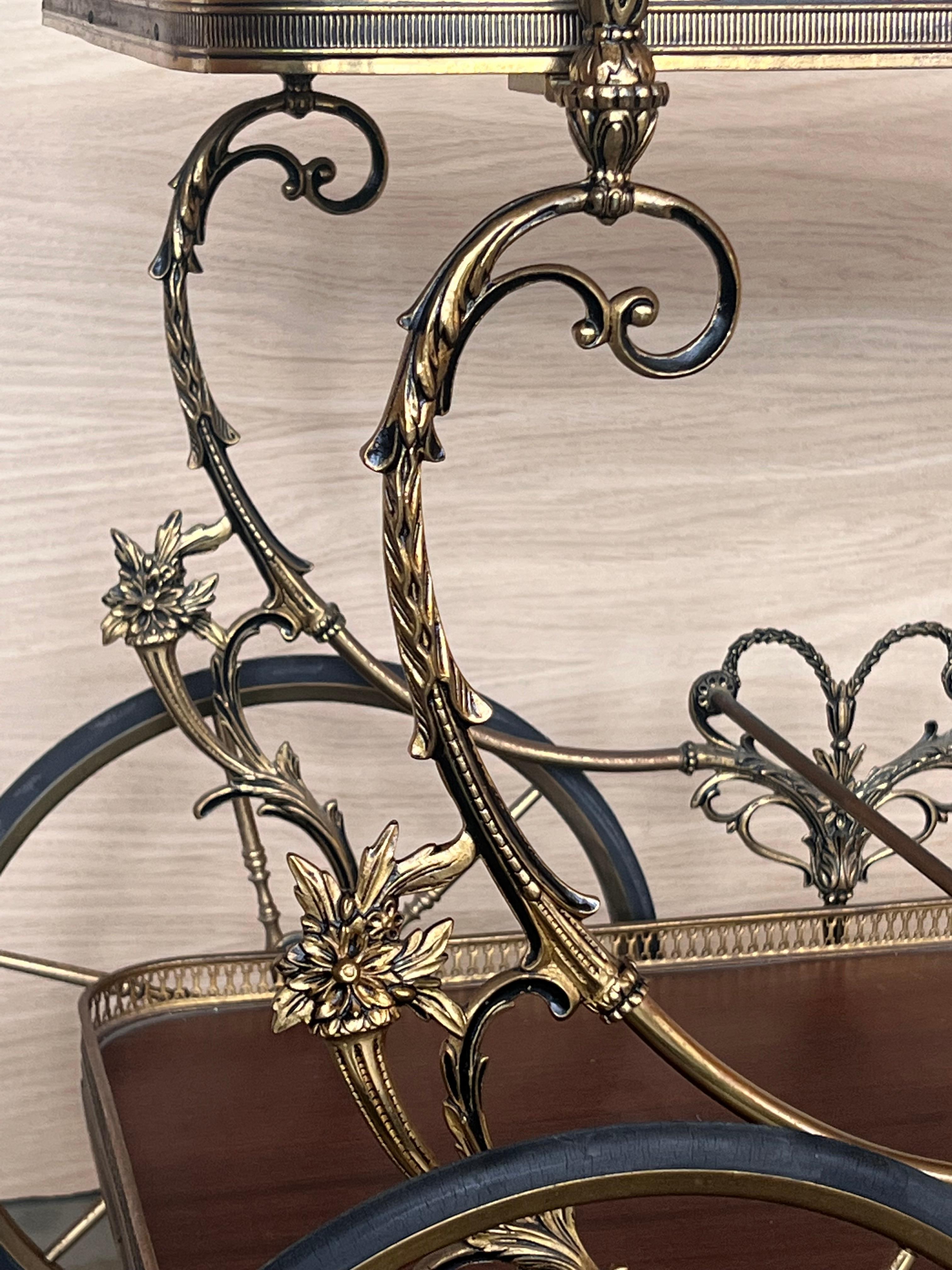 Chariot de bar ou de thé à deux niveaux en bronze baroque en vente 4