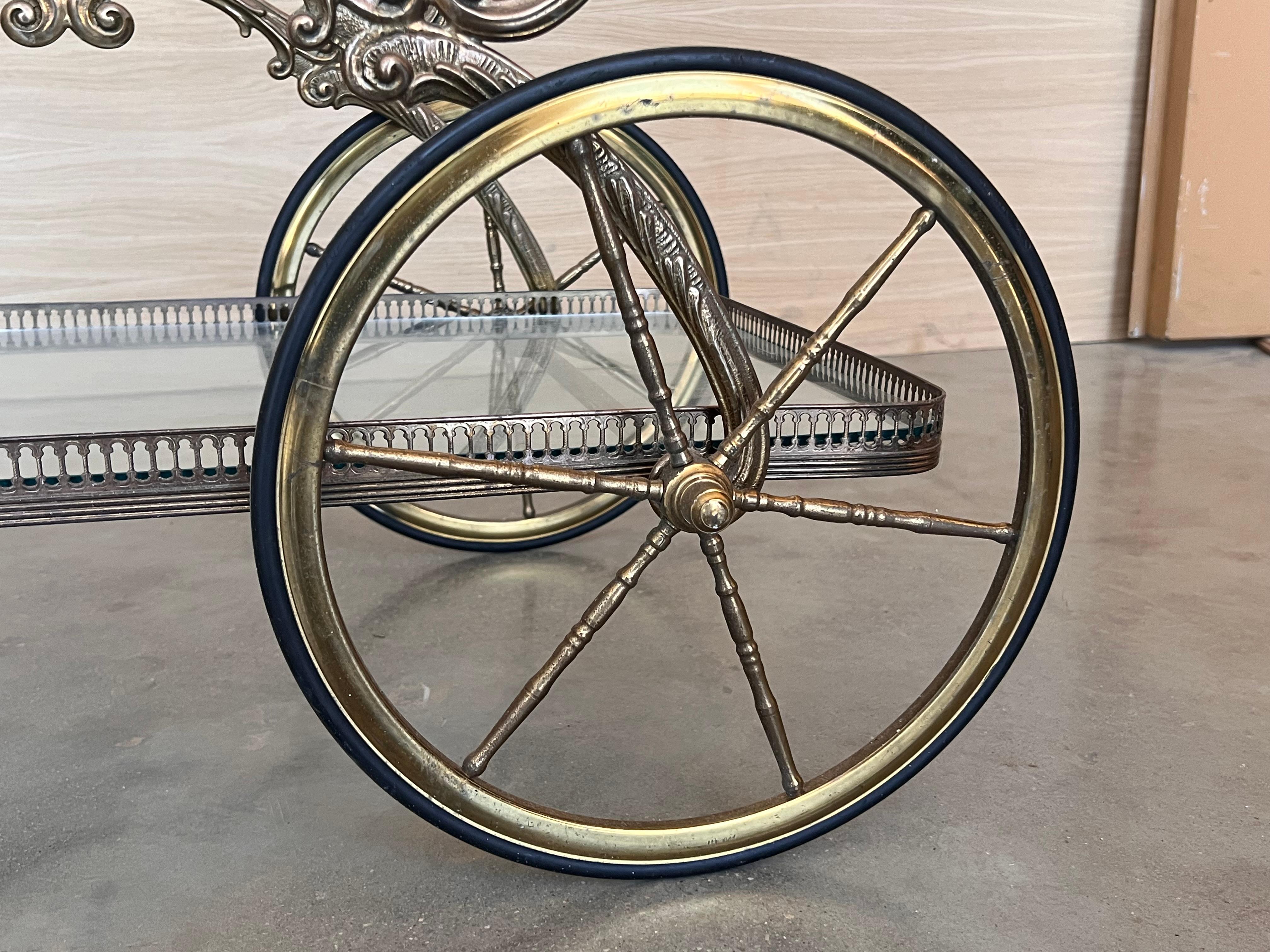 Chariot de bar ou de thé à deux niveaux en bronze baroque en vente 4