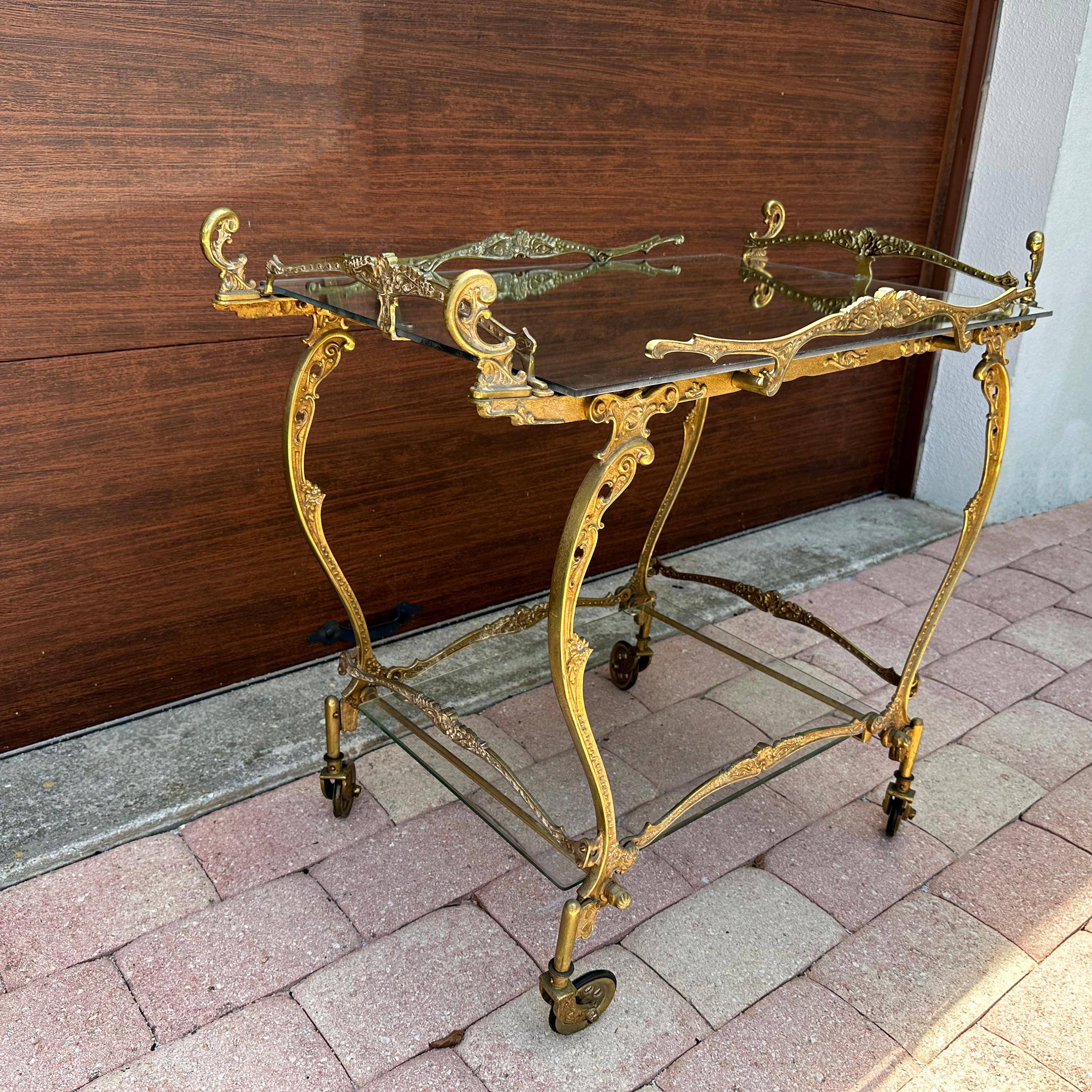 Magnifique chariot de bar ou de thé baroque à 2 niveaux en bronze. Estampillé 