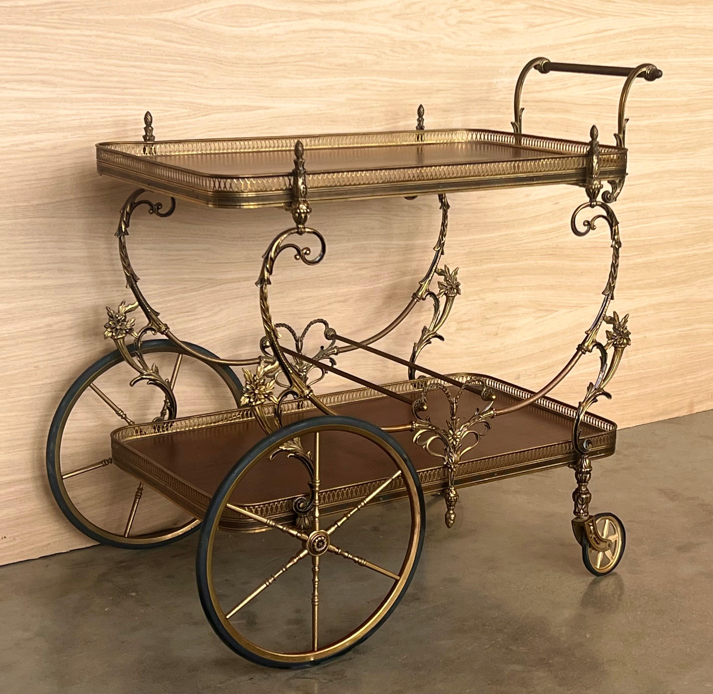 Baroque Chariot de bar ou de thé à deux niveaux en bronze baroque en vente