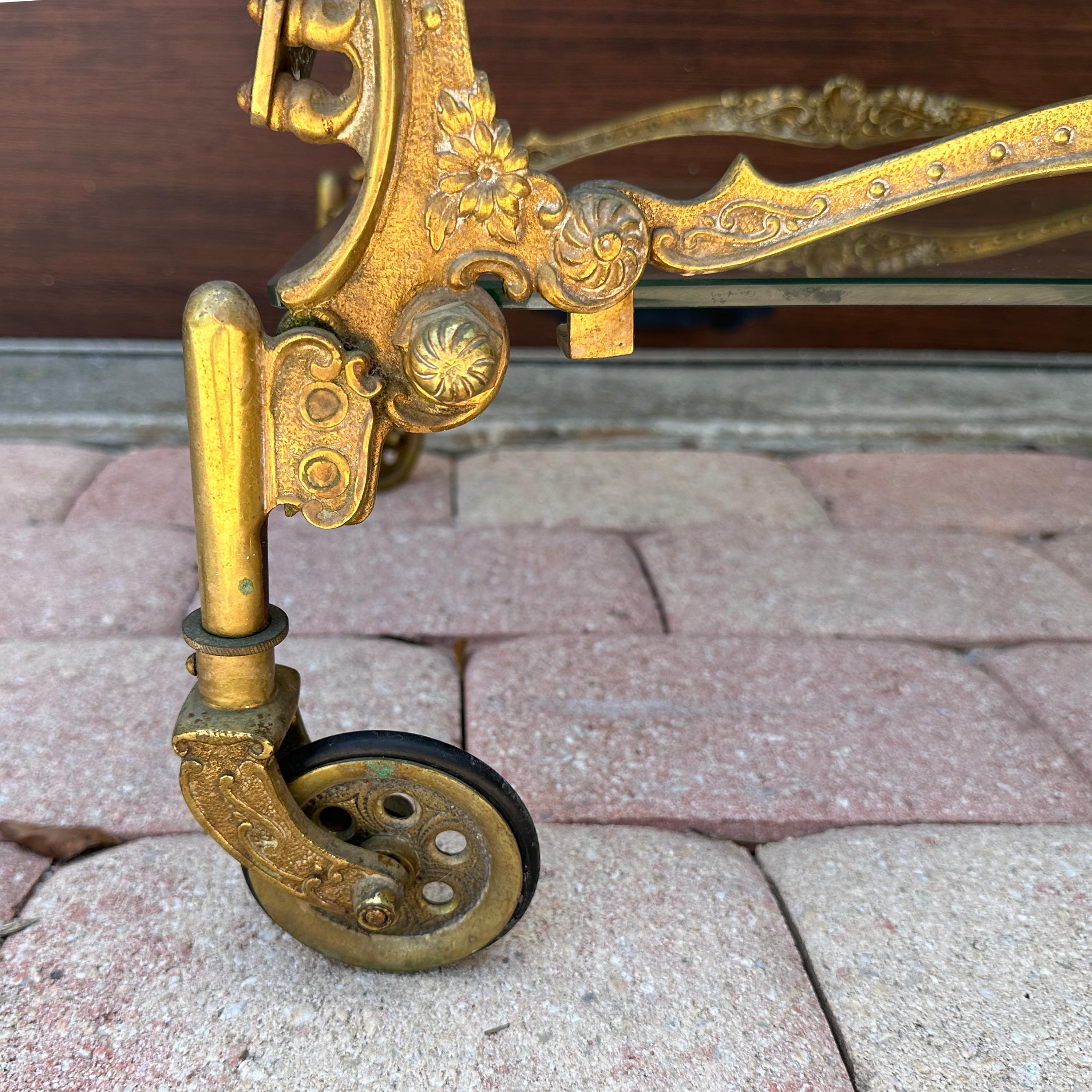 Chariot de bar ou de thé à deux niveaux en bronze baroque Bon état - En vente à Lake Worth, FL