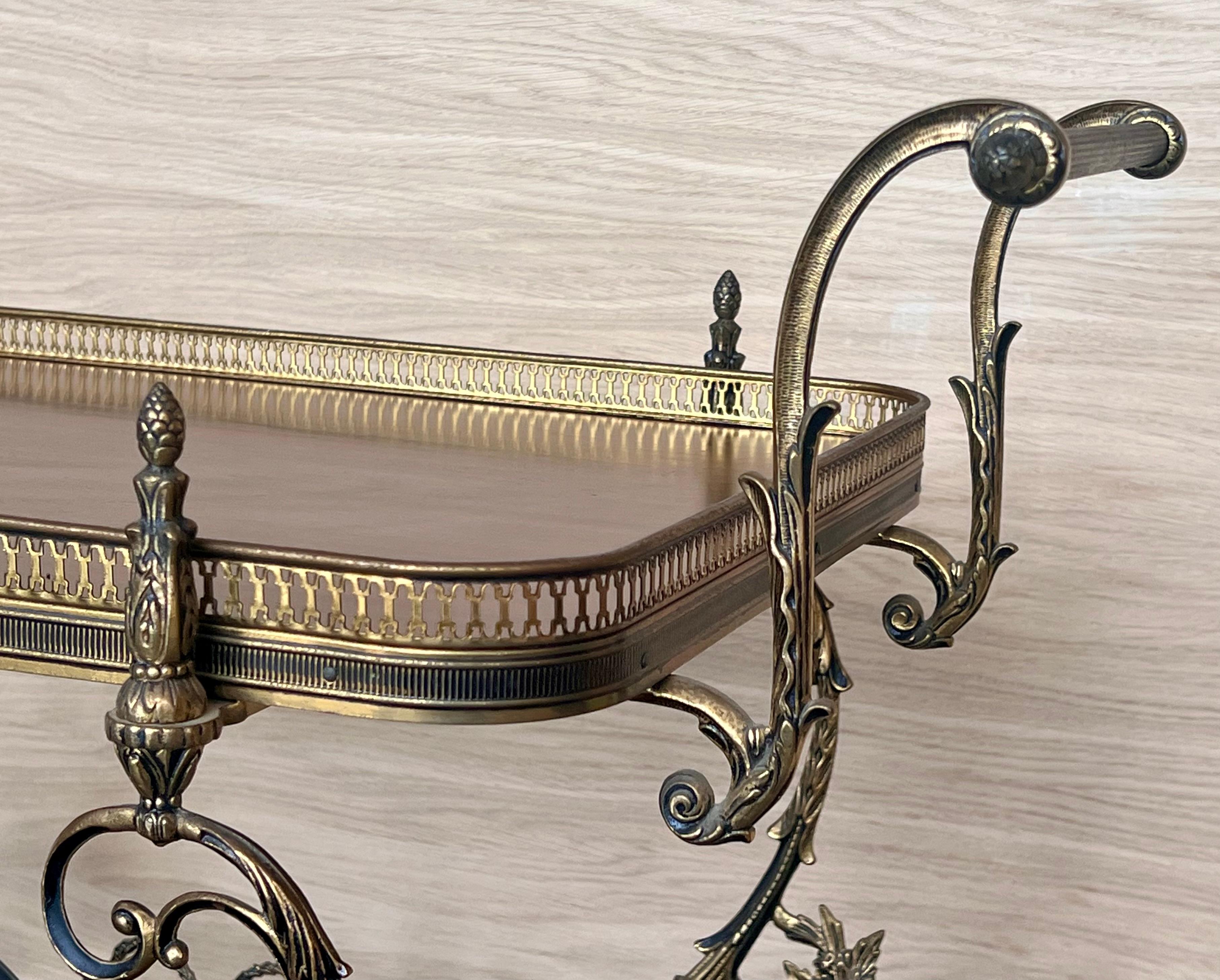 Bronze Chariot de bar ou de thé à deux niveaux en bronze baroque en vente