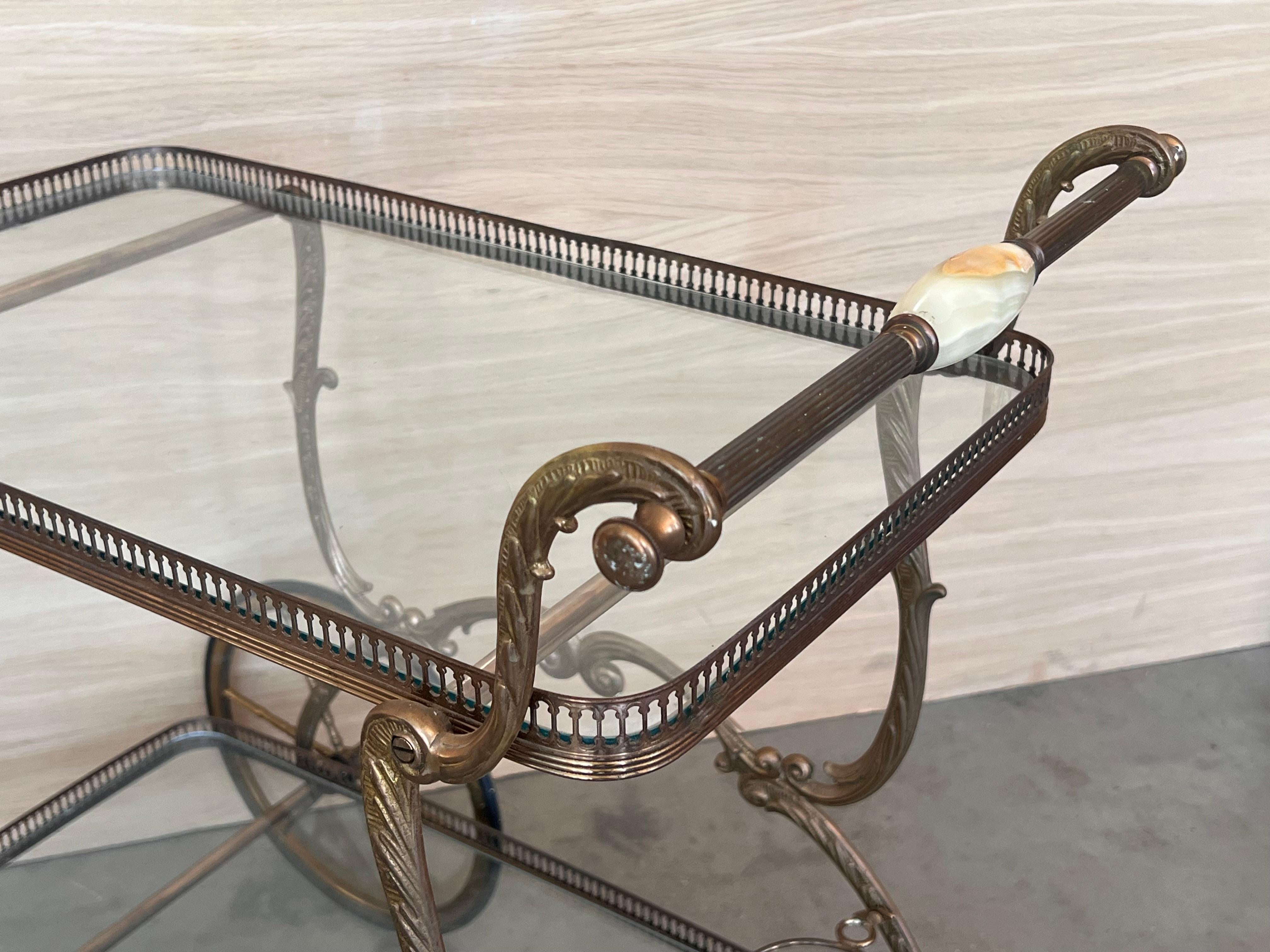 Bronze Chariot de bar ou de thé à deux niveaux en bronze baroque en vente